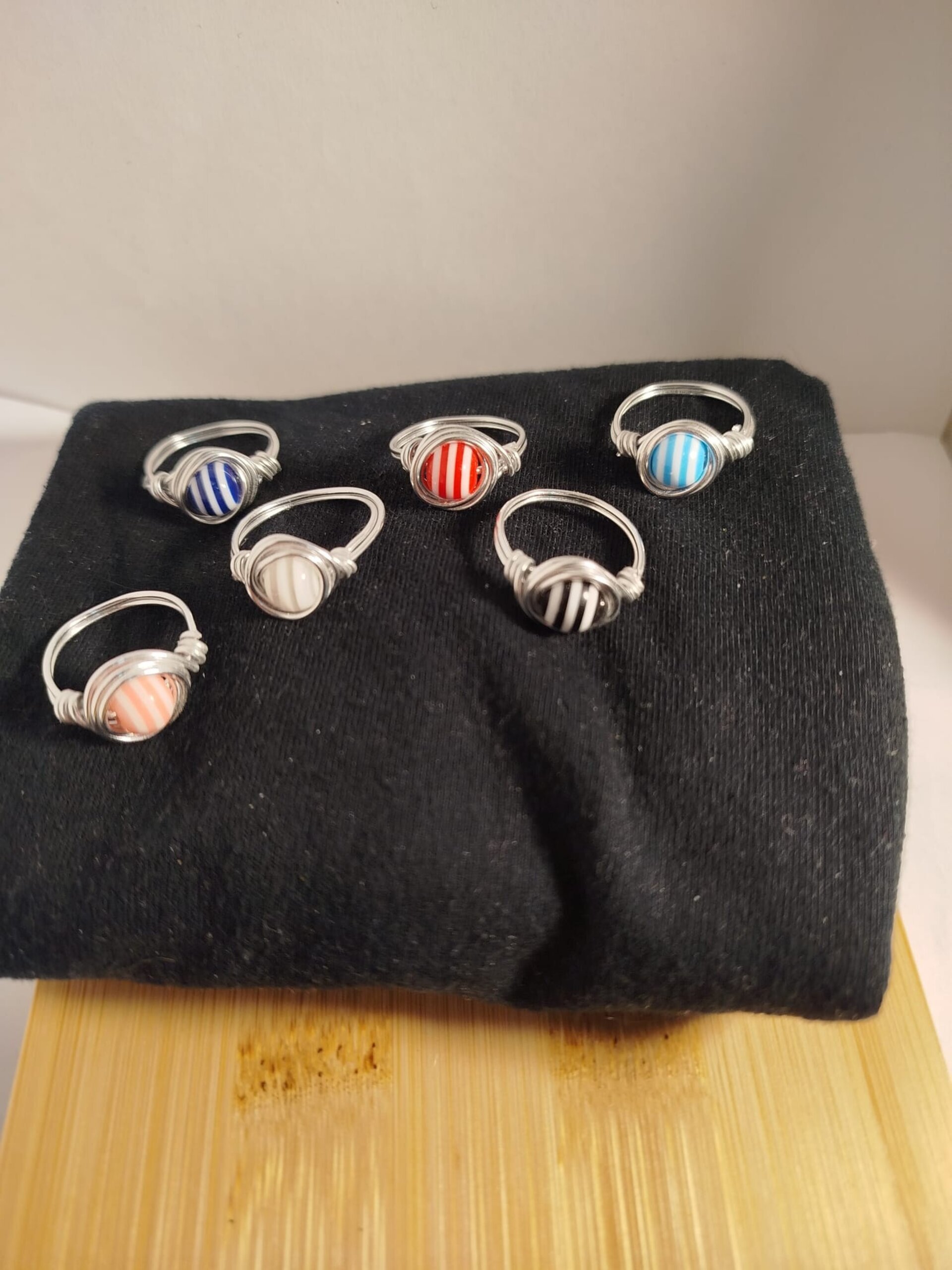 Anillos de alambre plateado con bolas de color - 3