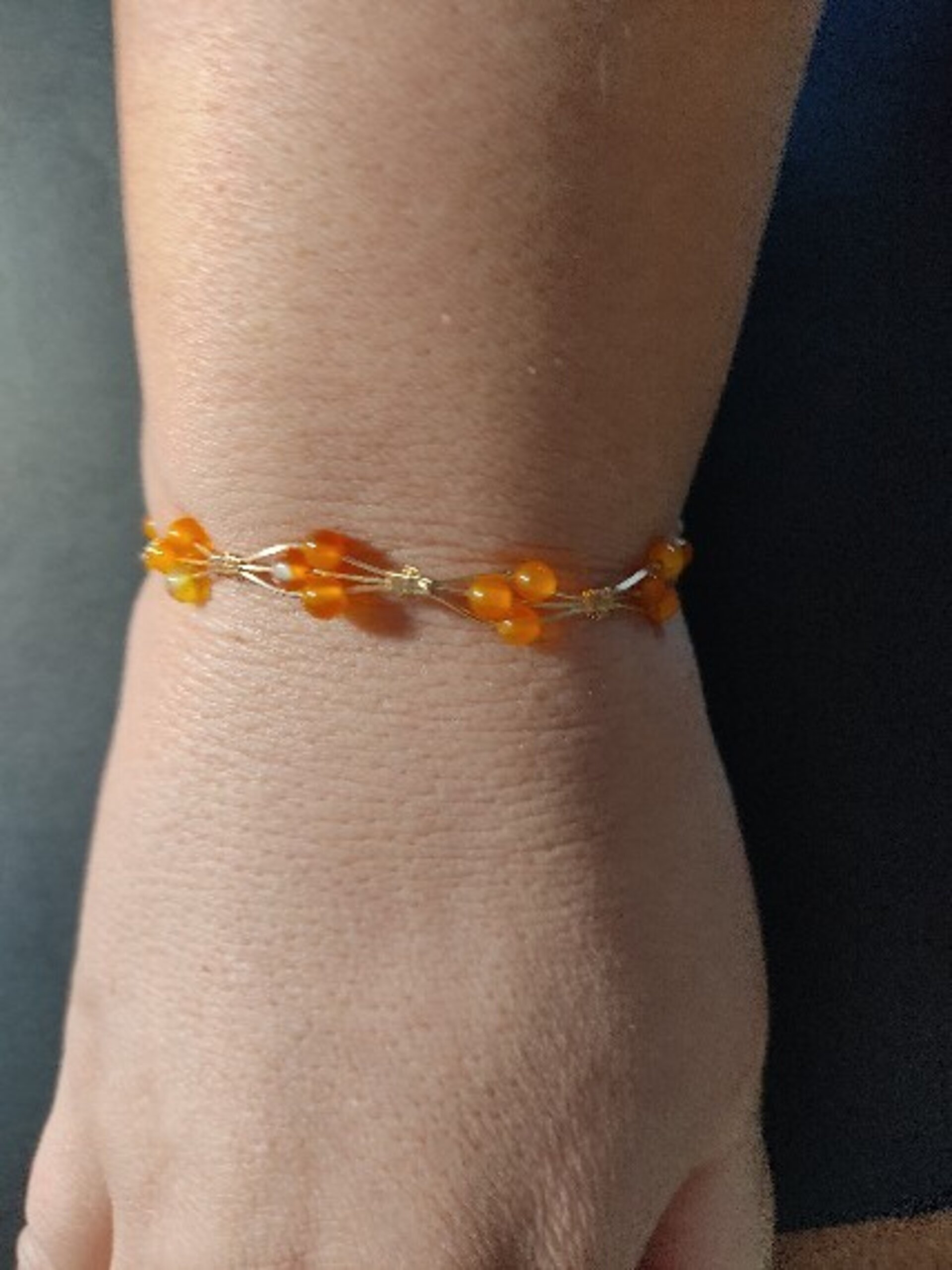 Pulsera alambre dorado y coralina - 1
