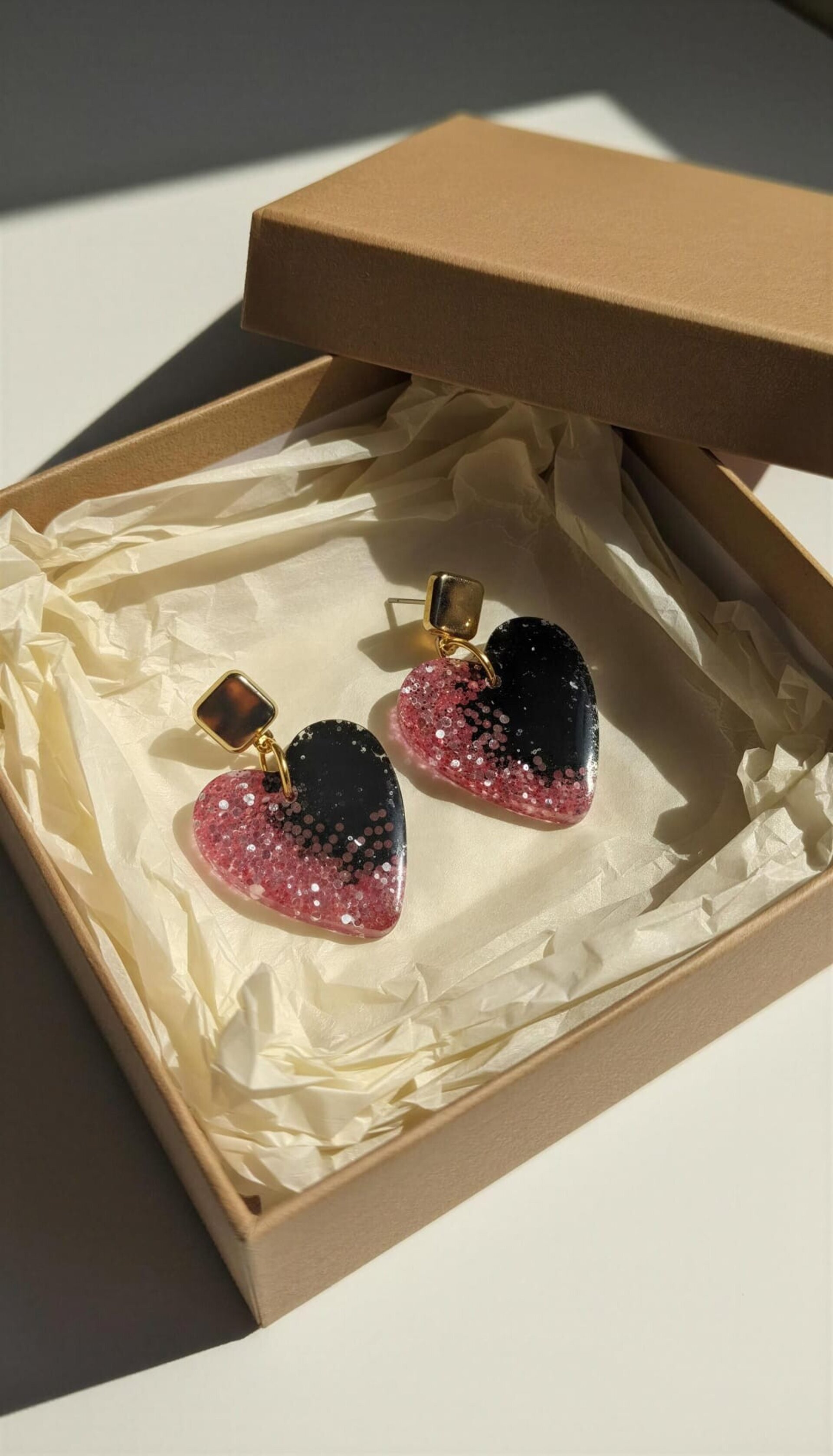 Pendientes de resina en forma de corazón rosa y negro - 2