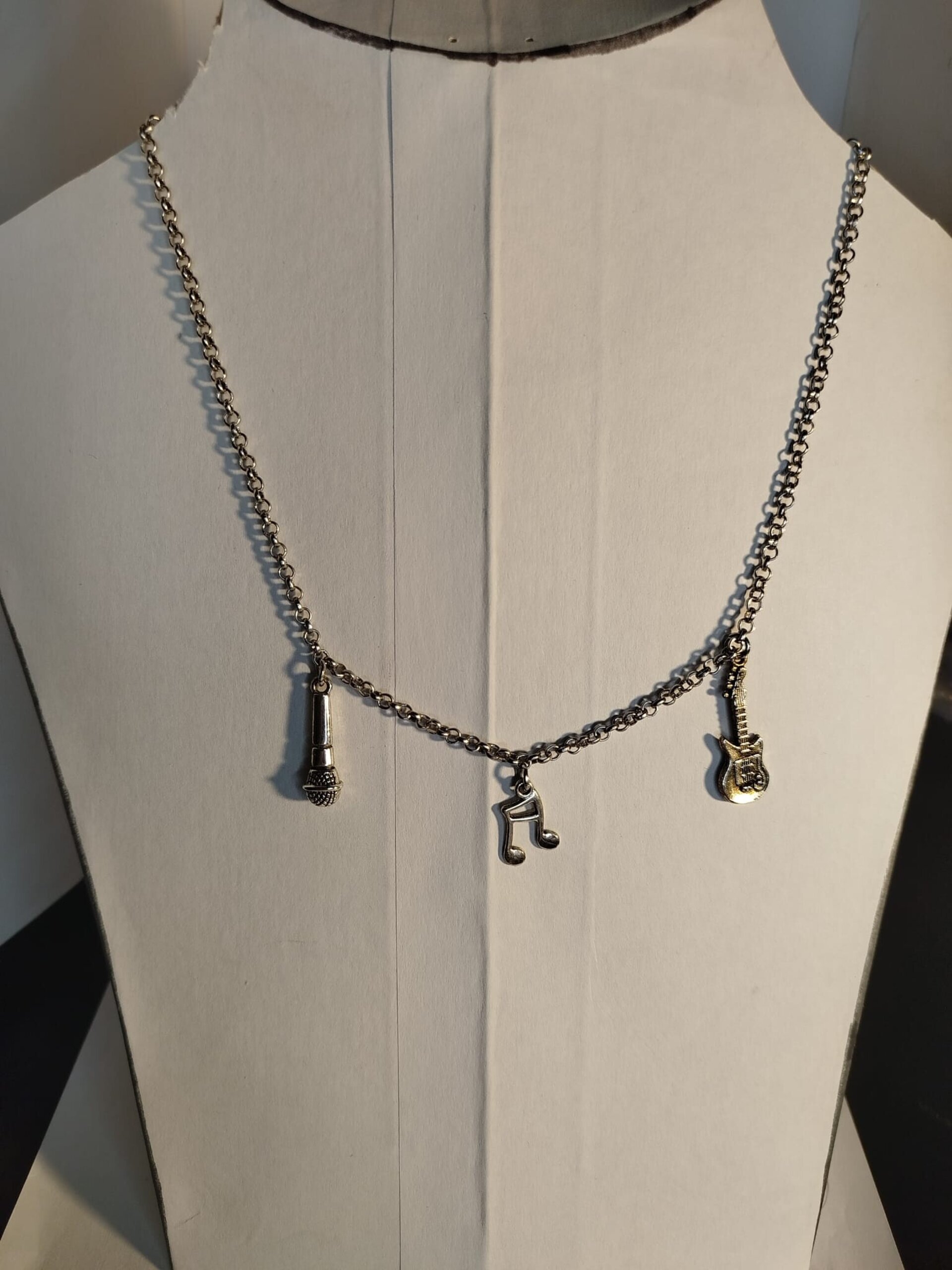 Collar de acero plateado con dijes musicales - 4
