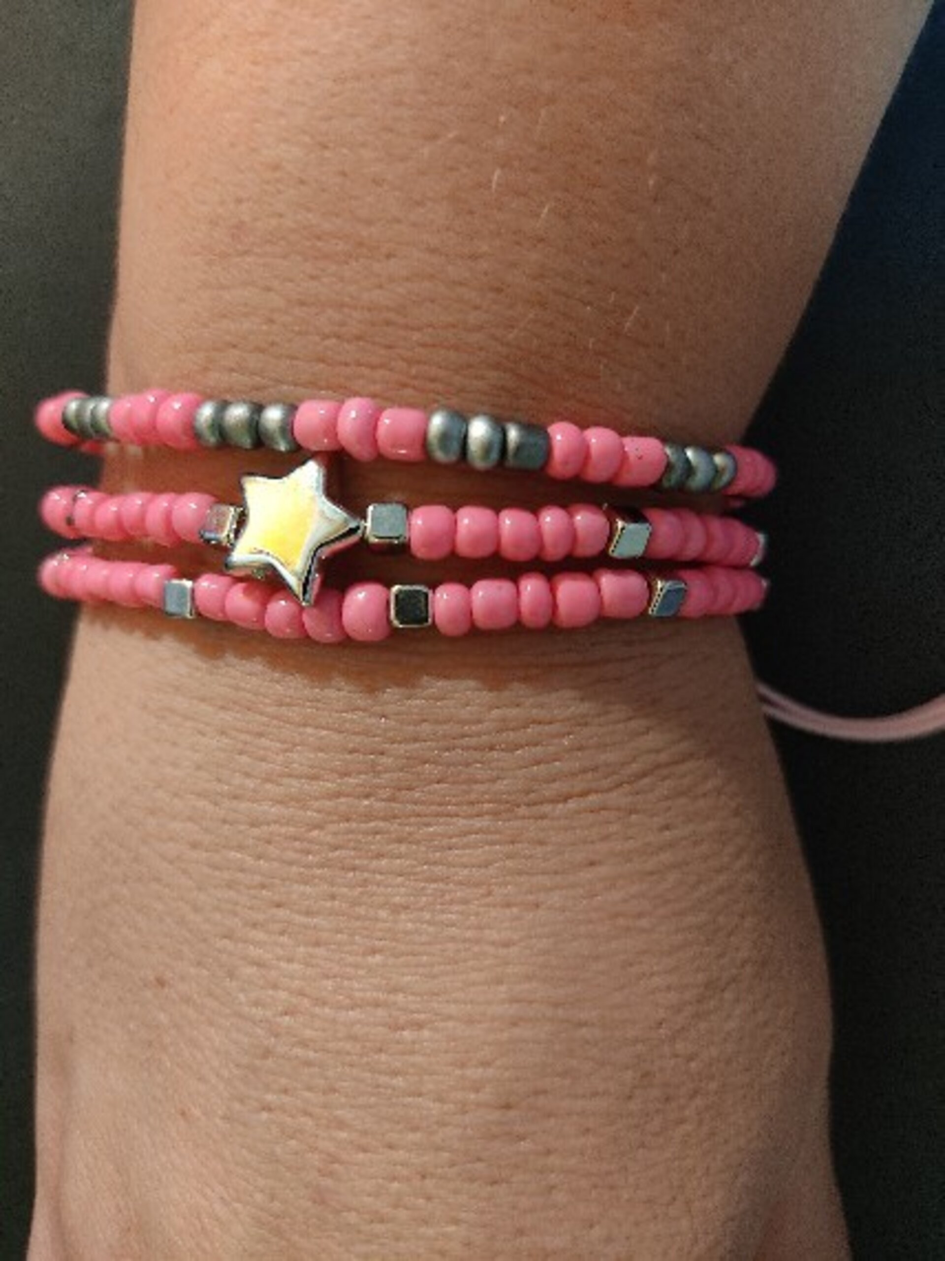 Conjunto de pulsera triple color rosa y gris con pendientes a juego - 2