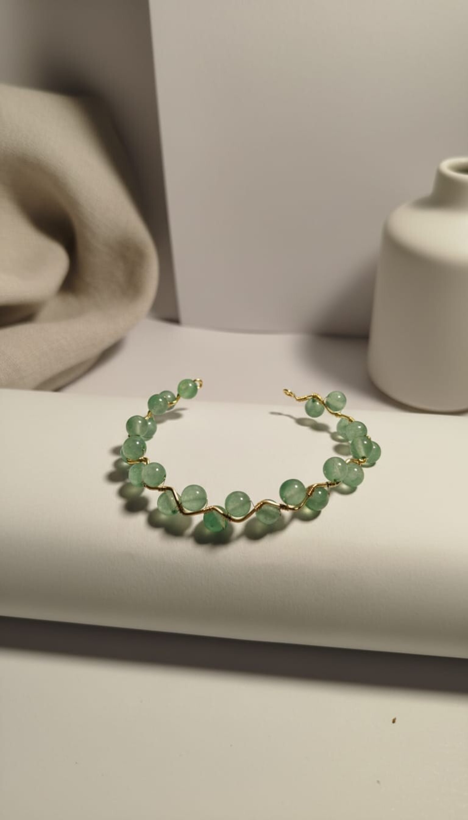 Pulsera de alambre dorado con aventurina verde - 1