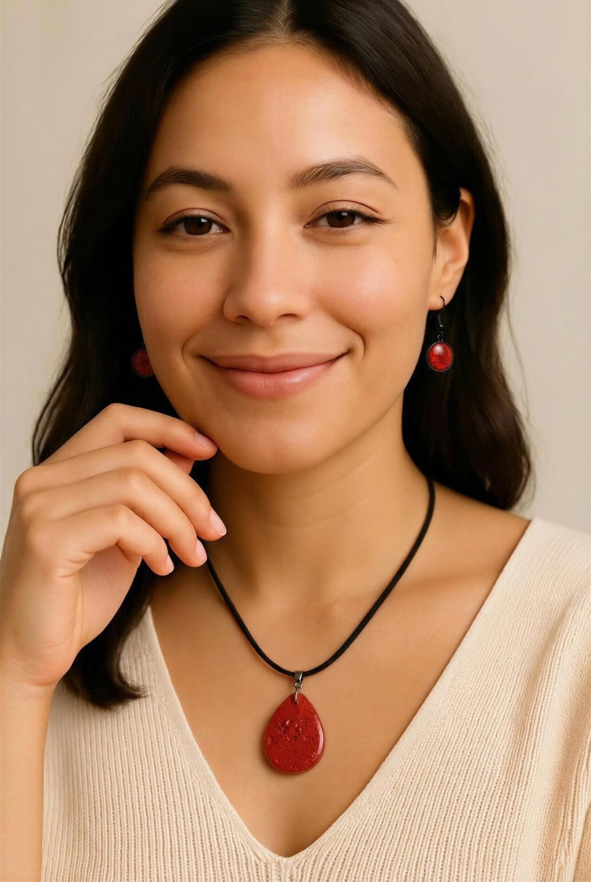 Conjunto collar lagrima roja y pendientes redondos - 1