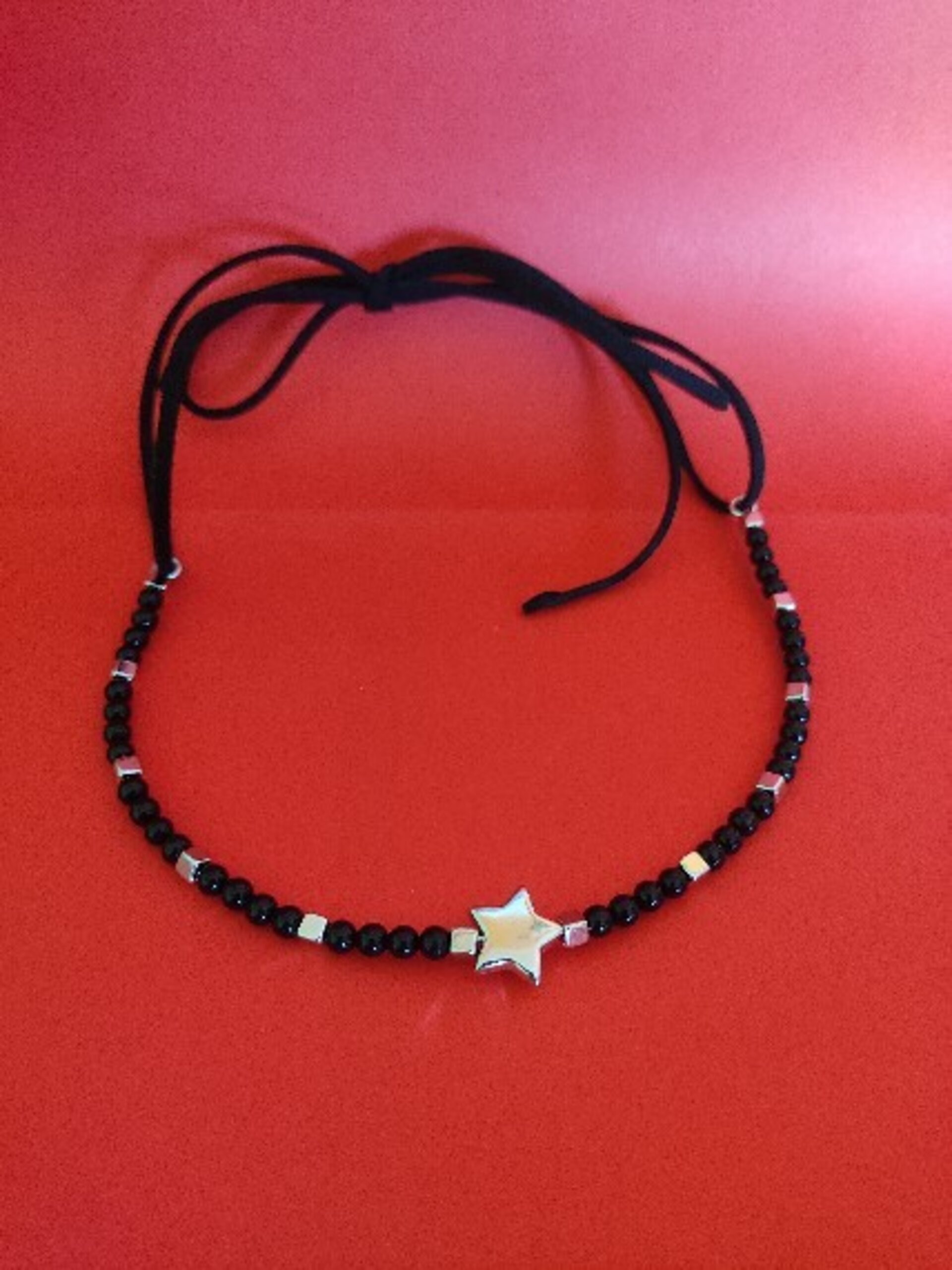 Collar semirrigido con mostacillas negras y estrella plateada - 2