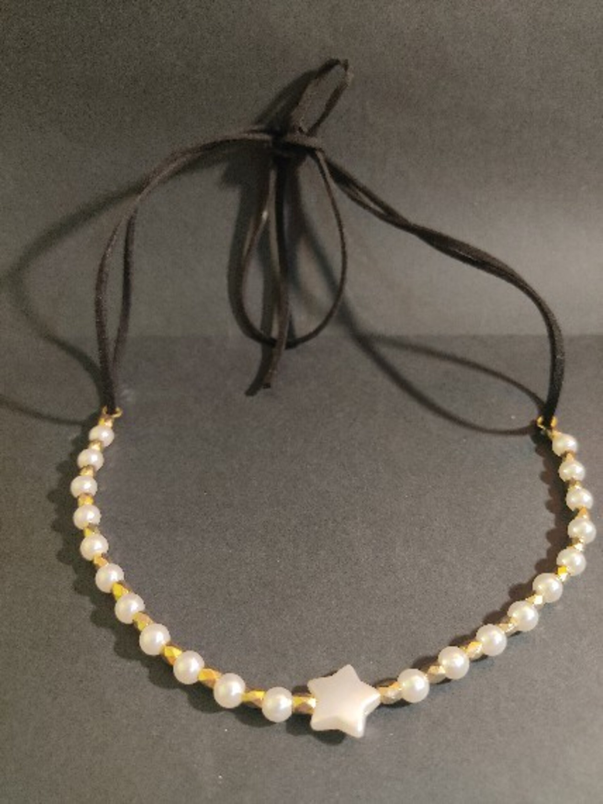Collar semirrigido con perlas, separadores dorados y estrella blanca - 2