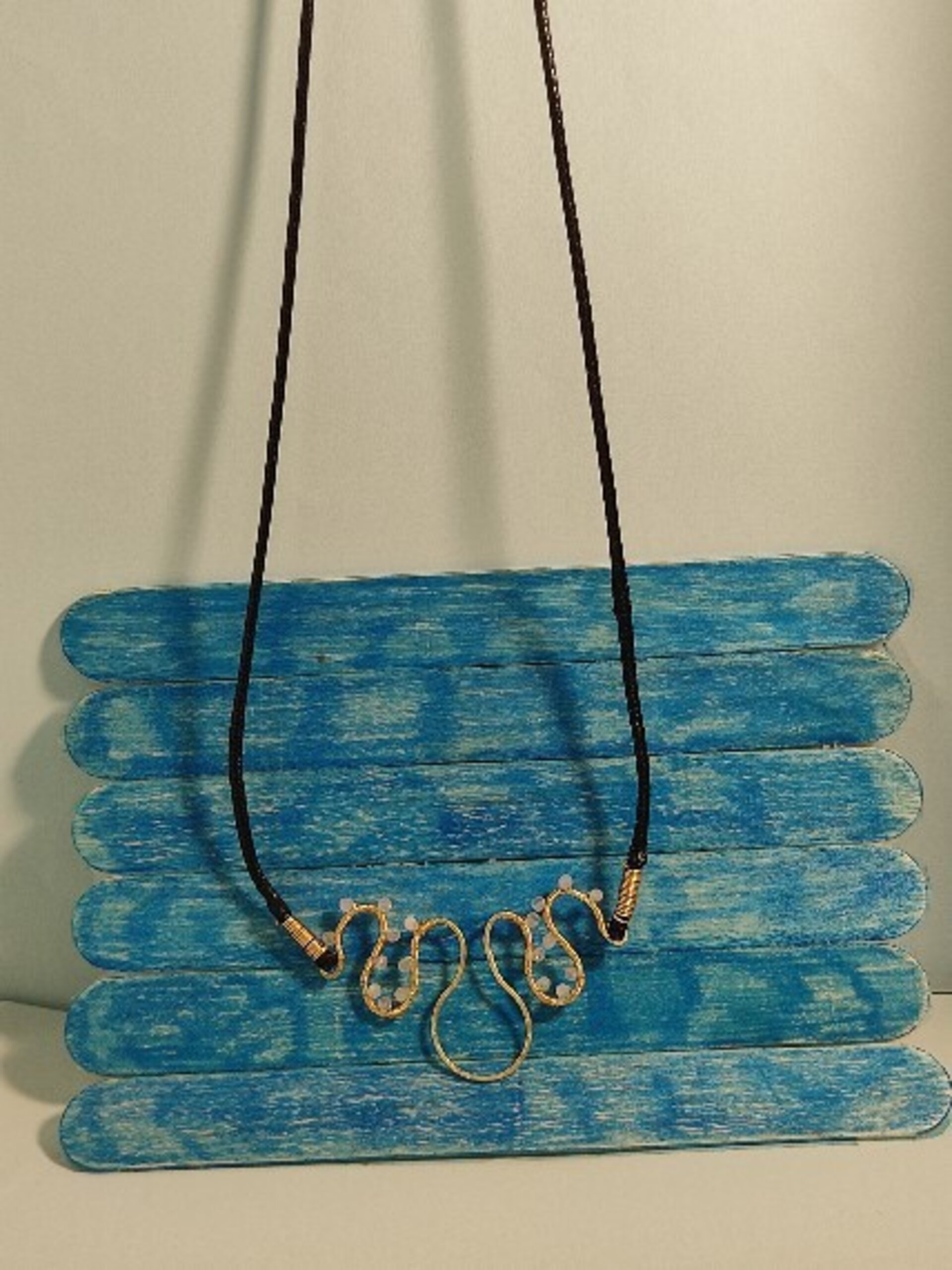 Collar con formas de alambre dorado y cuarzos pequeños - 2