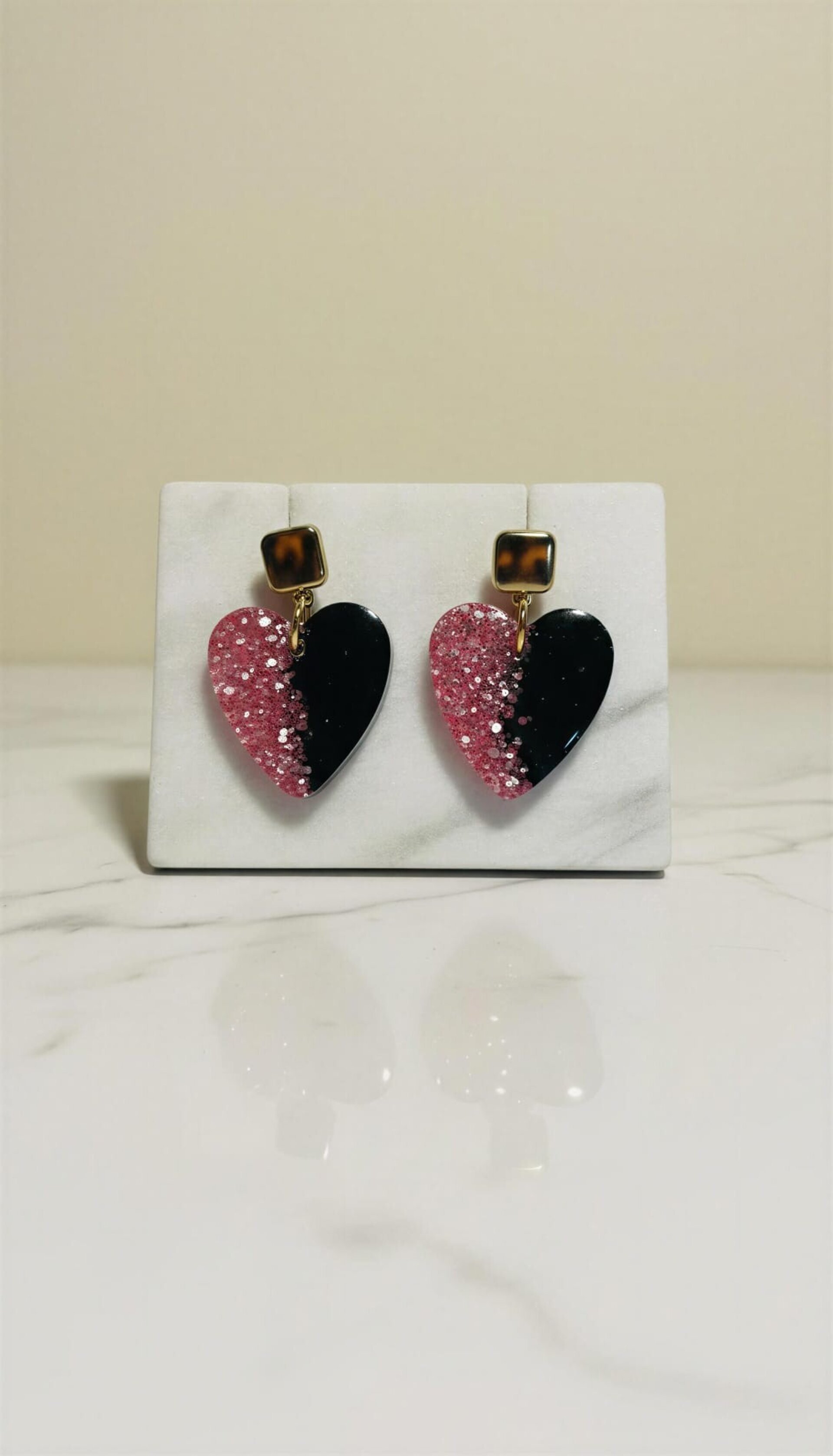 Pendientes de resina en forma de corazón rosa y negro - 7