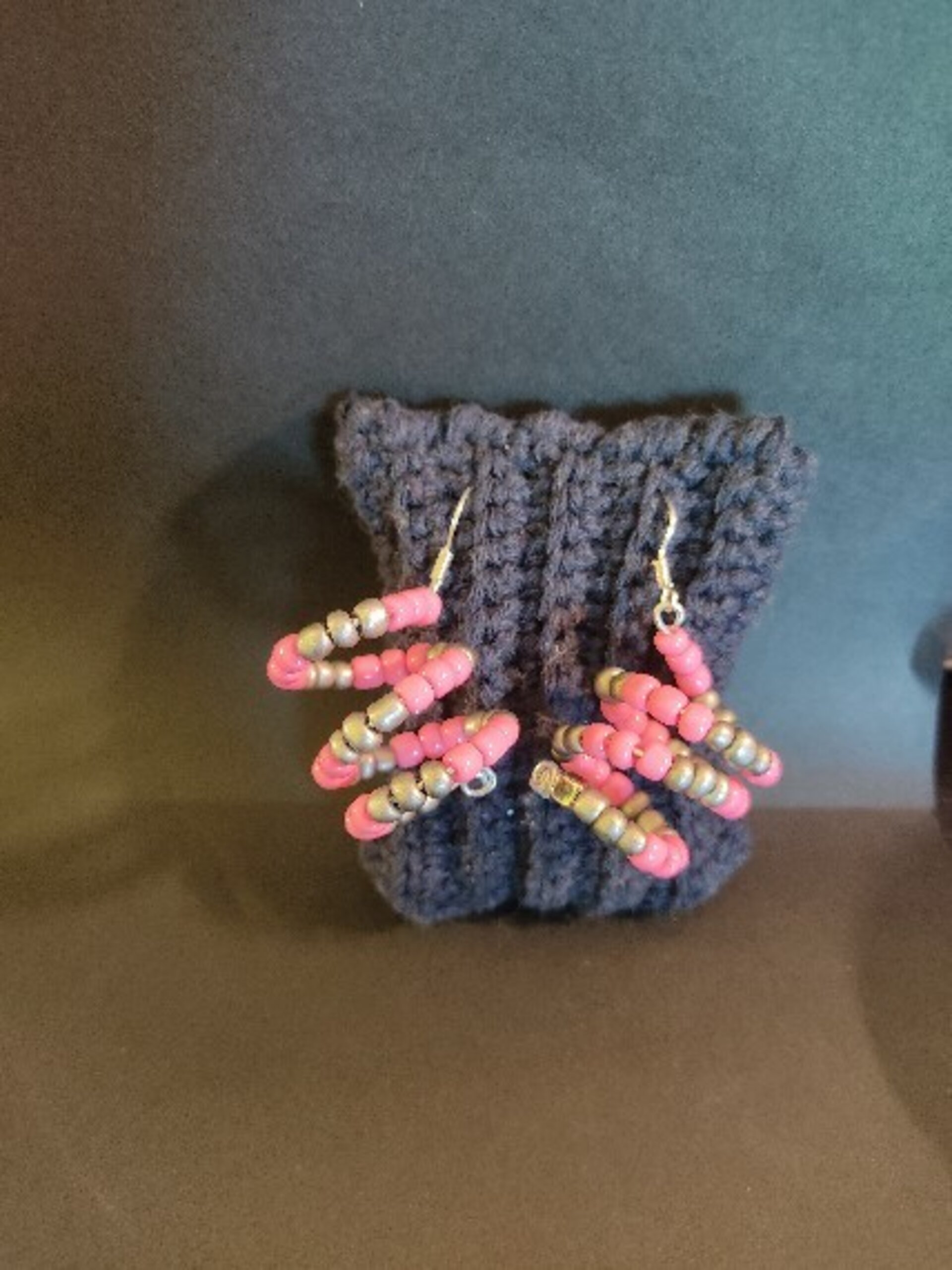 Conjunto de pulsera triple color rosa y gris con pendientes a juego - 1