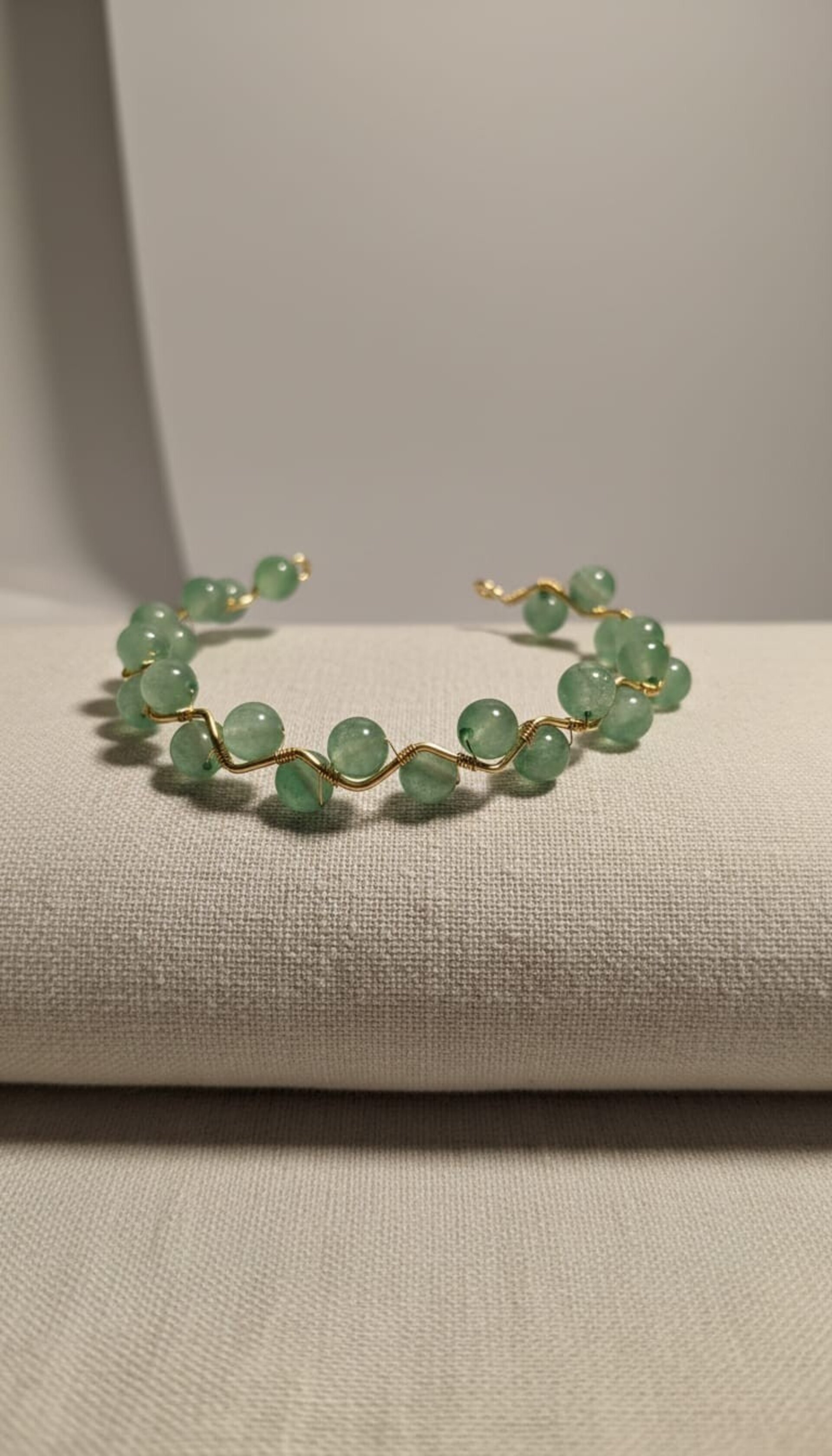 Pulsera de alambre dorado con aventurina verde - 2
