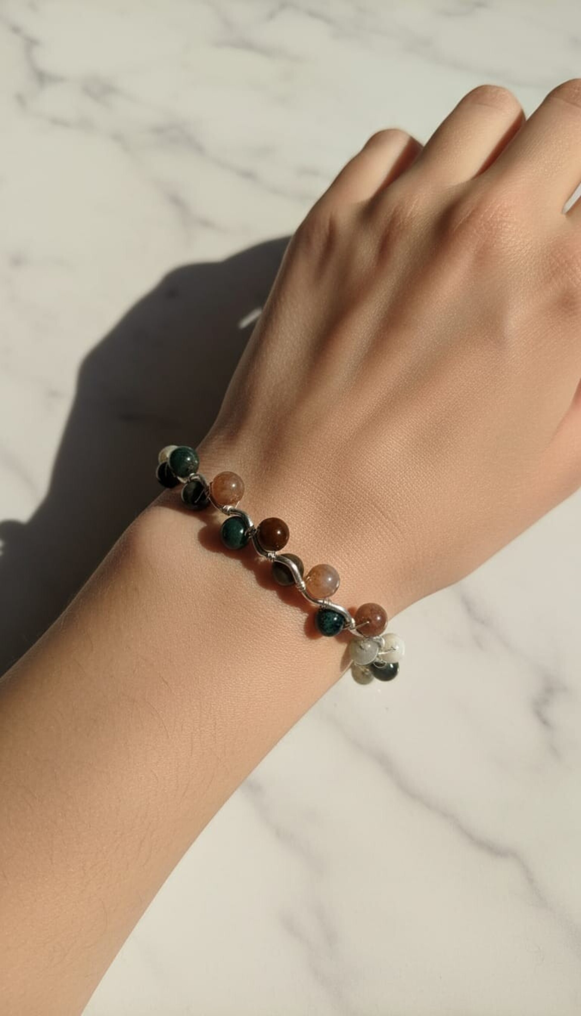 Pulsera de alambre plateada con piedra amazónica - 6