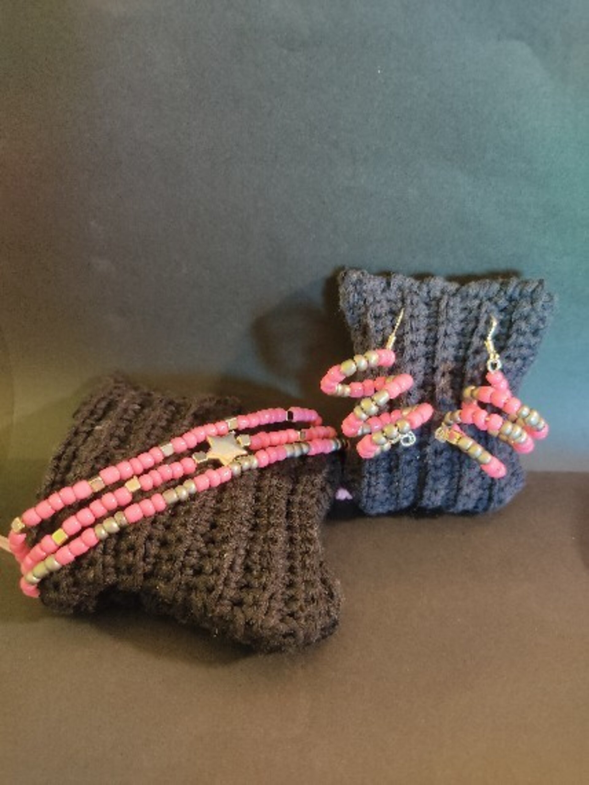 Conjunto de pulsera triple color rosa y gris con pendientes a juego - 3