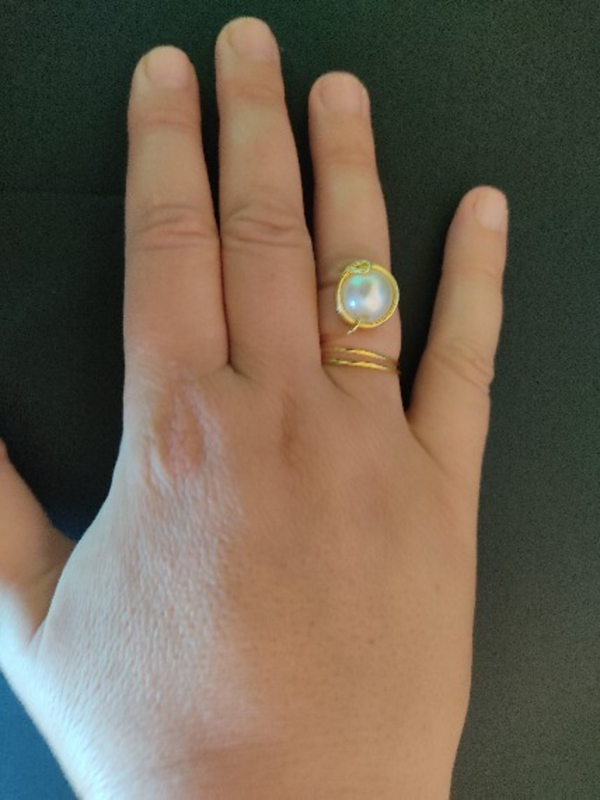 Anillo de alambre dorado con 1 perla - 1