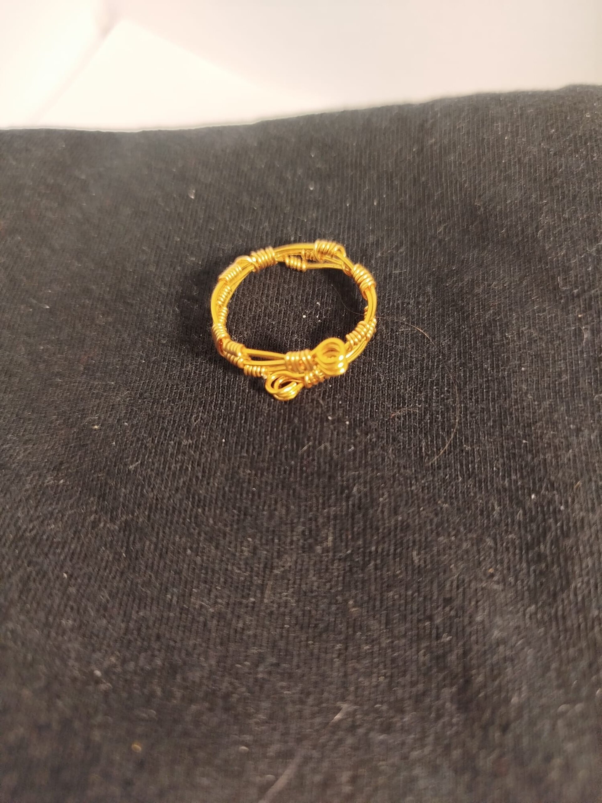 Anillo alambre  dorado entrelazado - 2