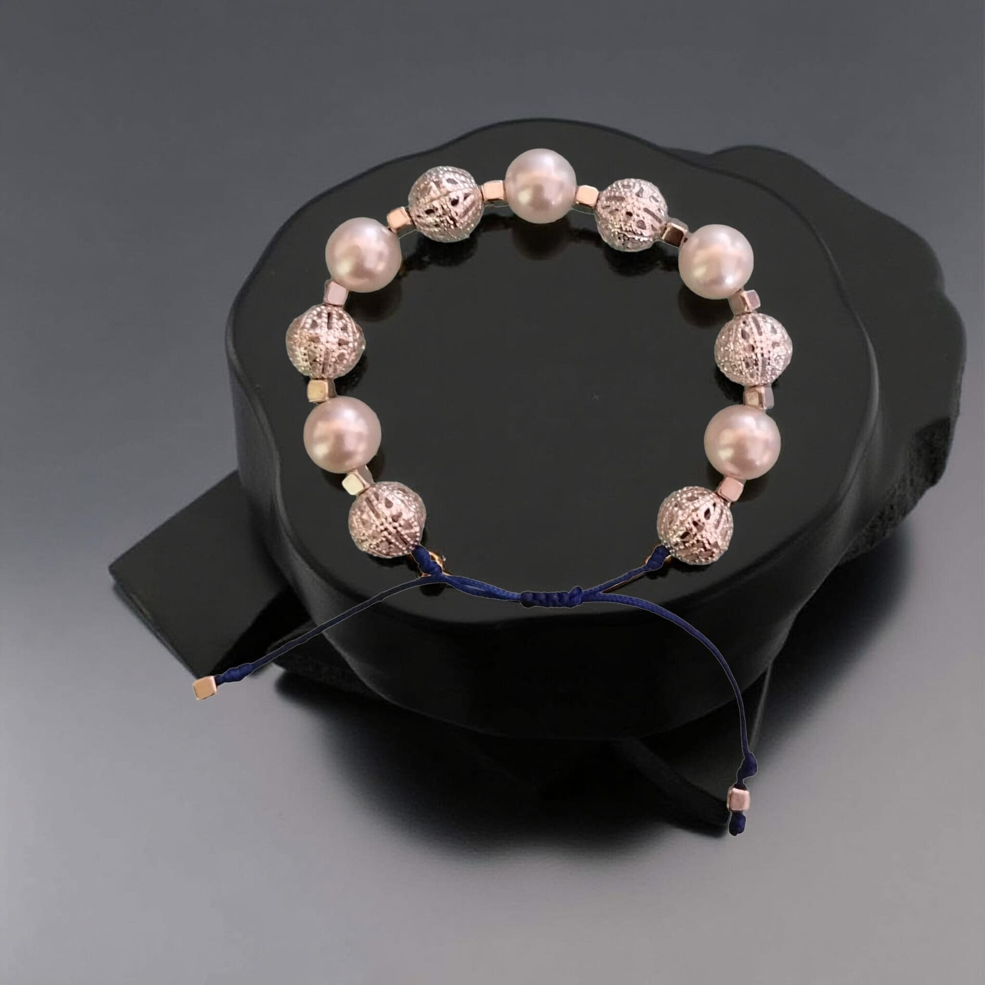 Pulsera de hilo azul con abalorios plateados y perlas - 2