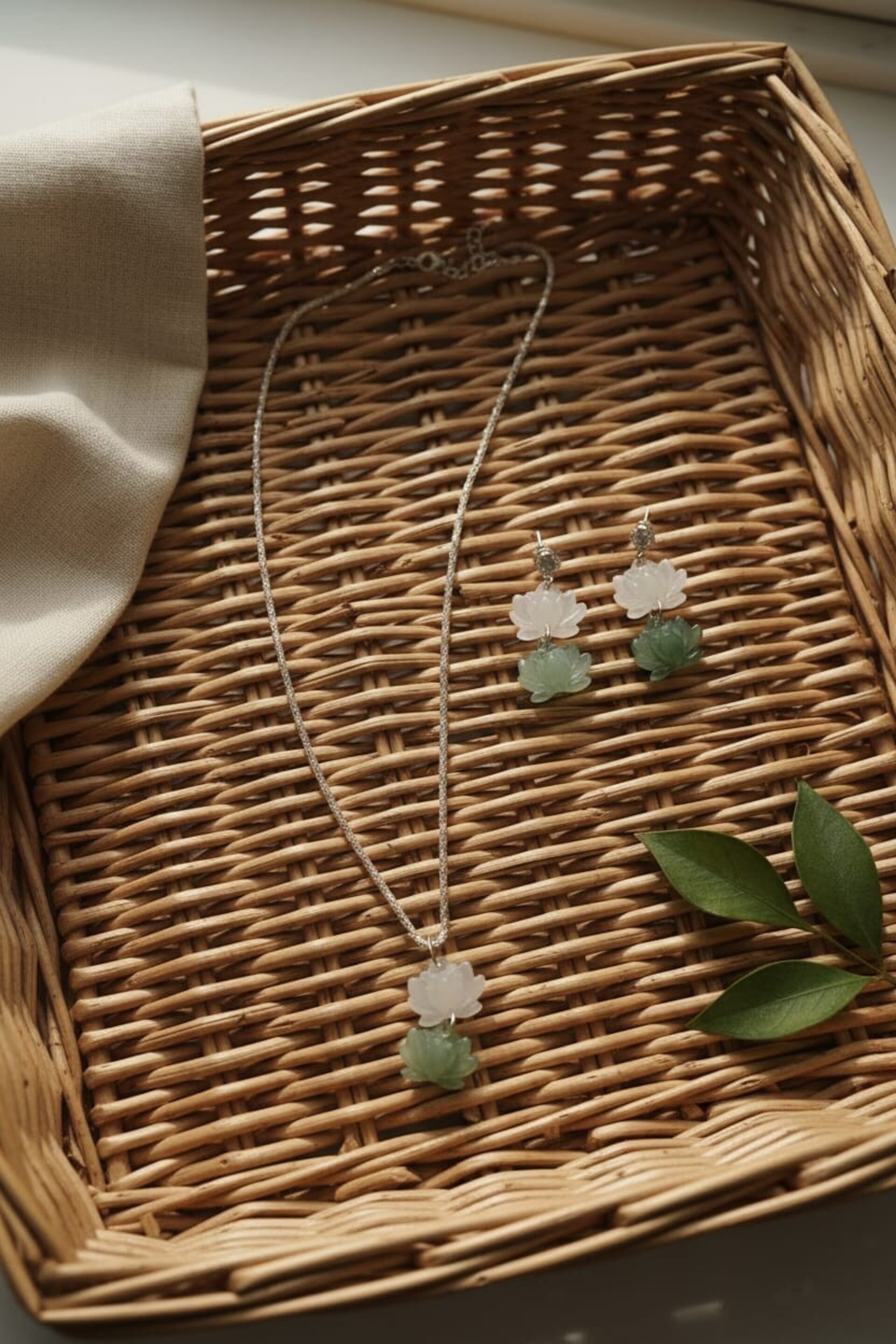 Conjunto de collar y pendientes de flores de loto blanca y verde - 7
