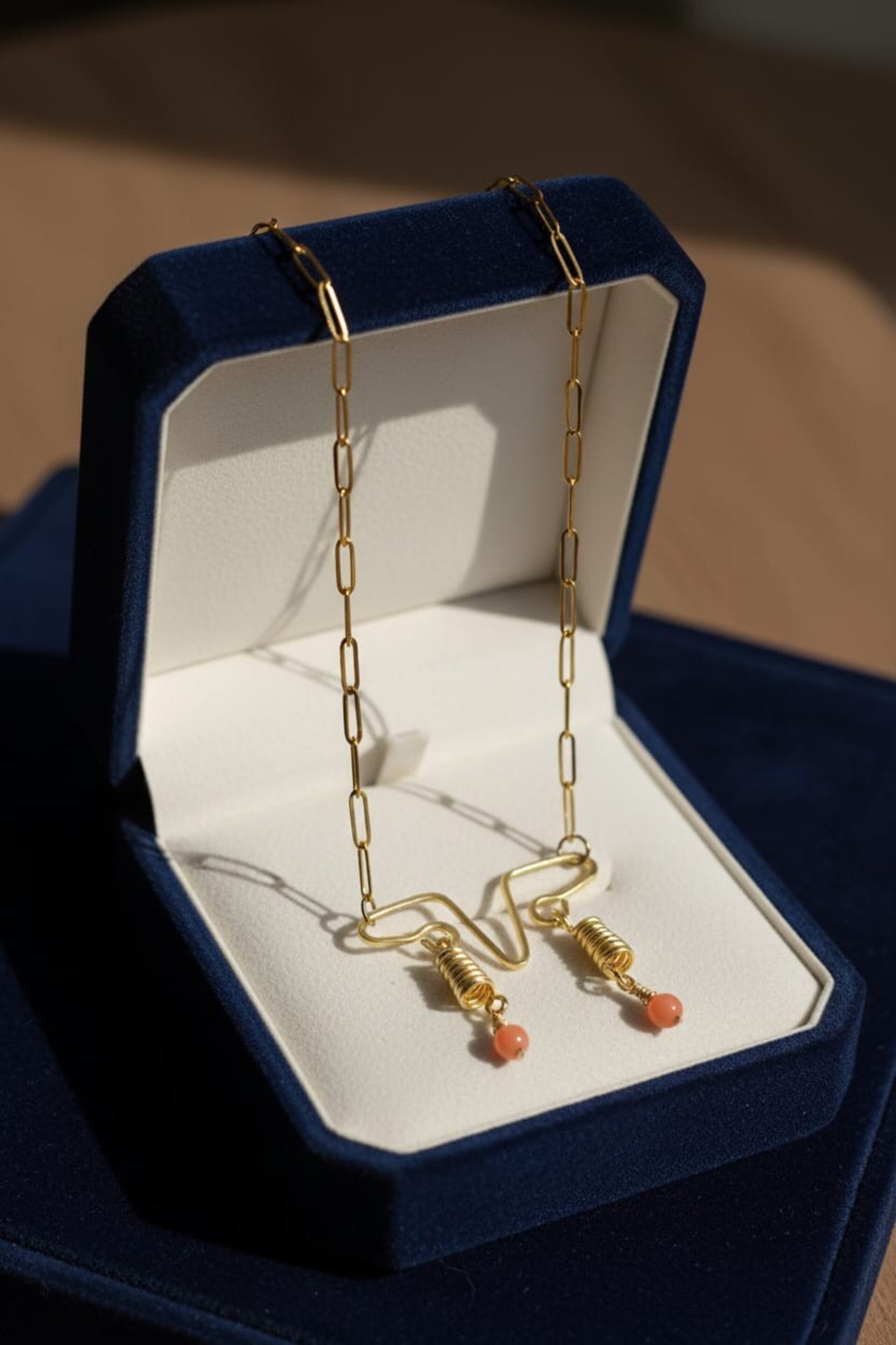 Collar con cadena acero dorado, dije de alambre dorado con 2calcedonias naranjas - 3