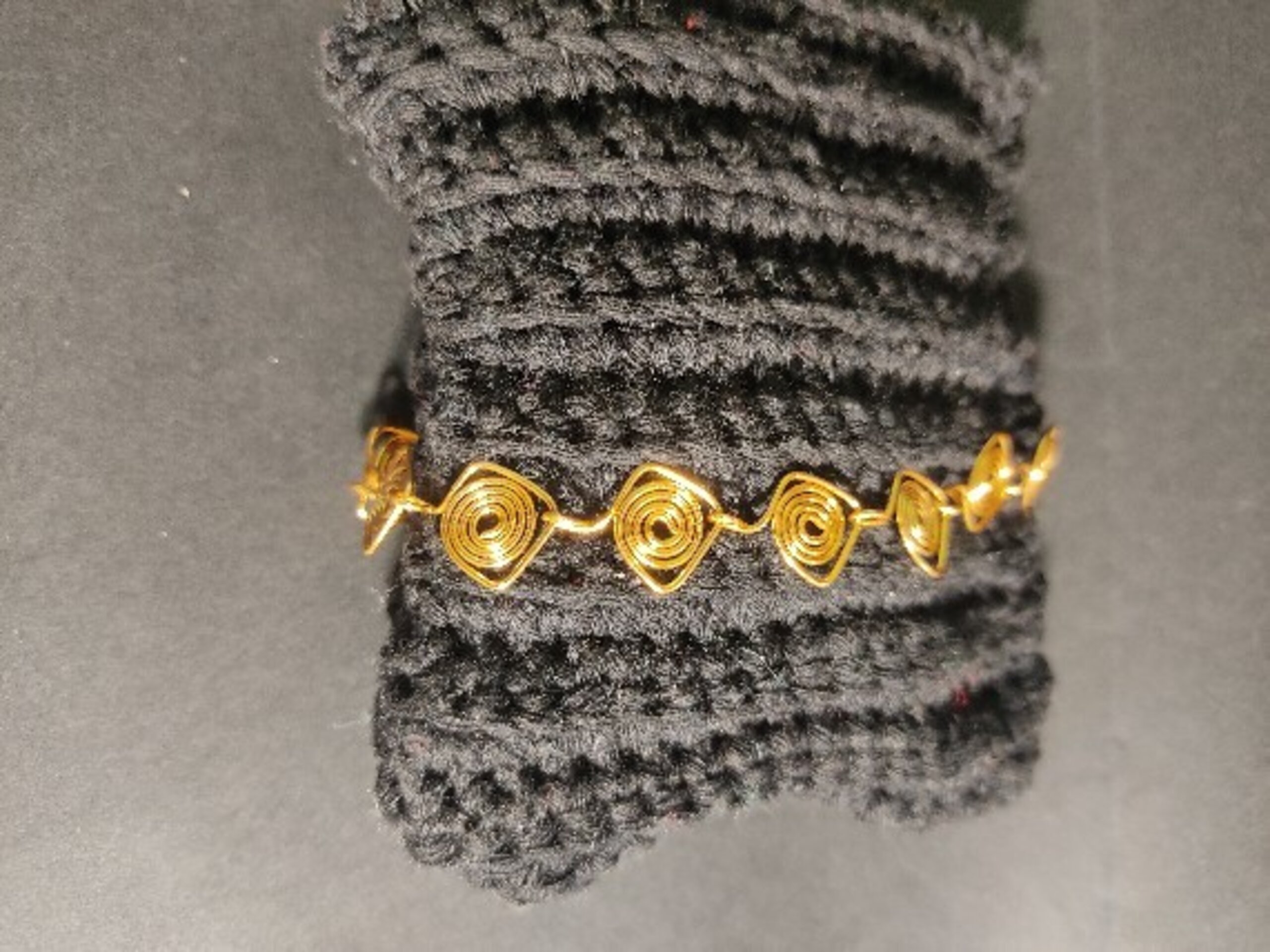 Pulsera de alambre dorado con cuadrados - 2