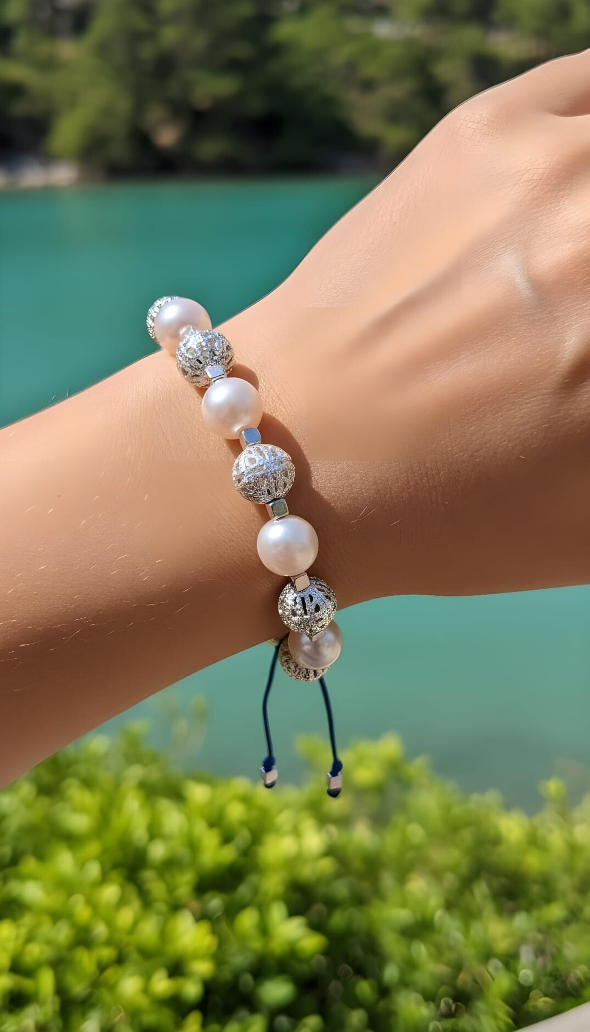 Pulsera de hilo azul con abalorios plateados y perlas - 3