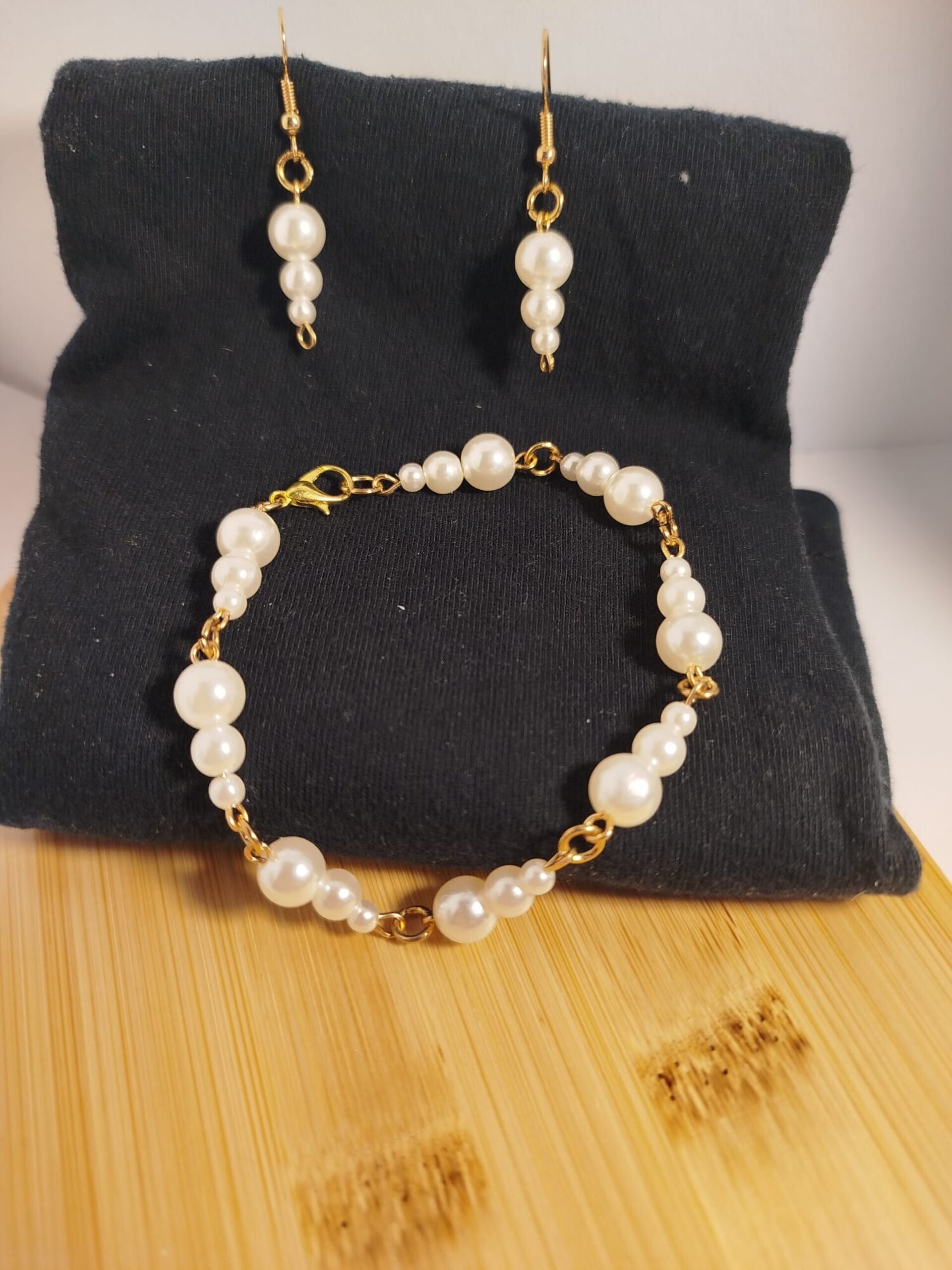 Conjunto de pulsera y pendientes de perlas diferentes tamaños - 2