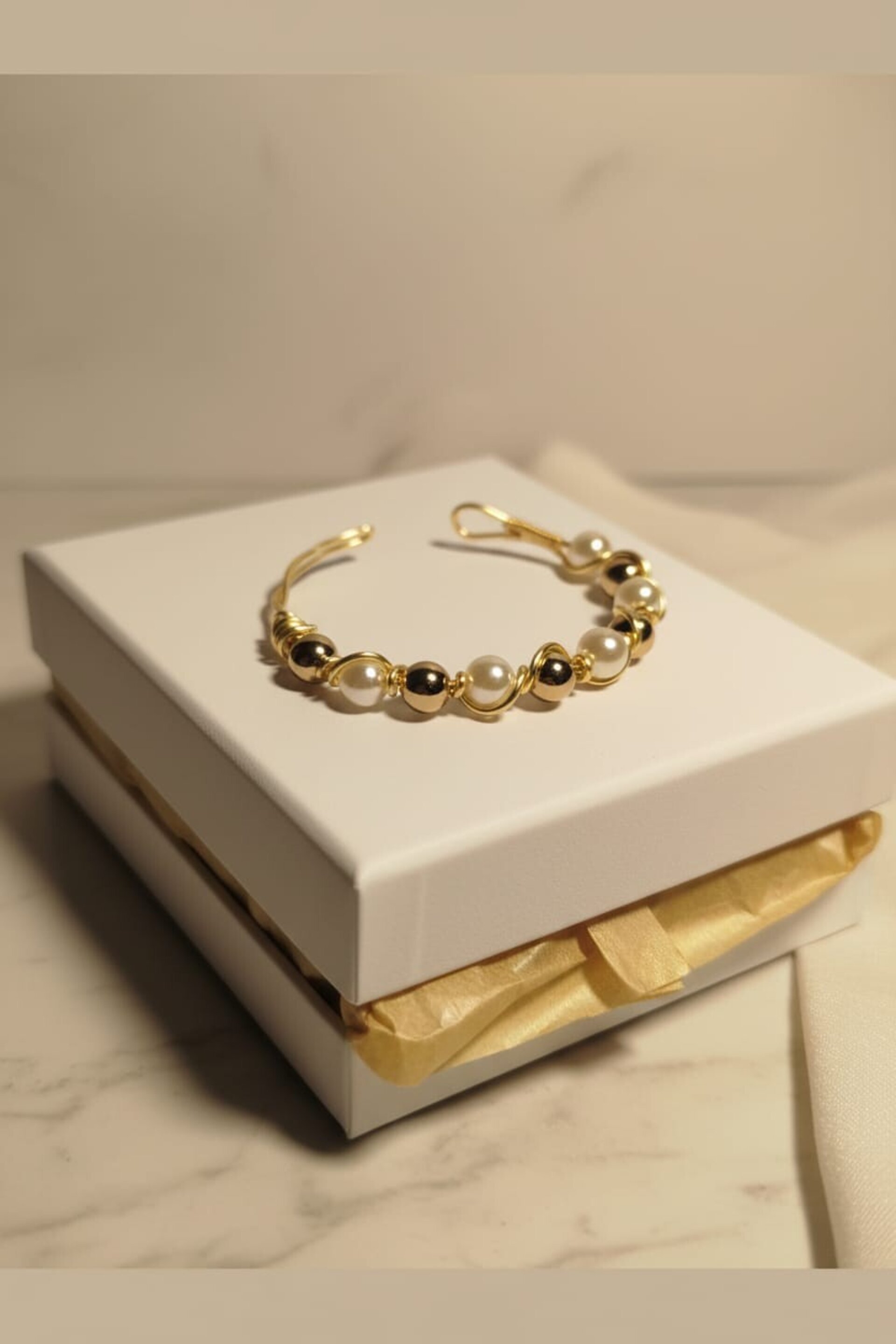 Pulsera de alambre dorado con perla y abalorio dorado - 2