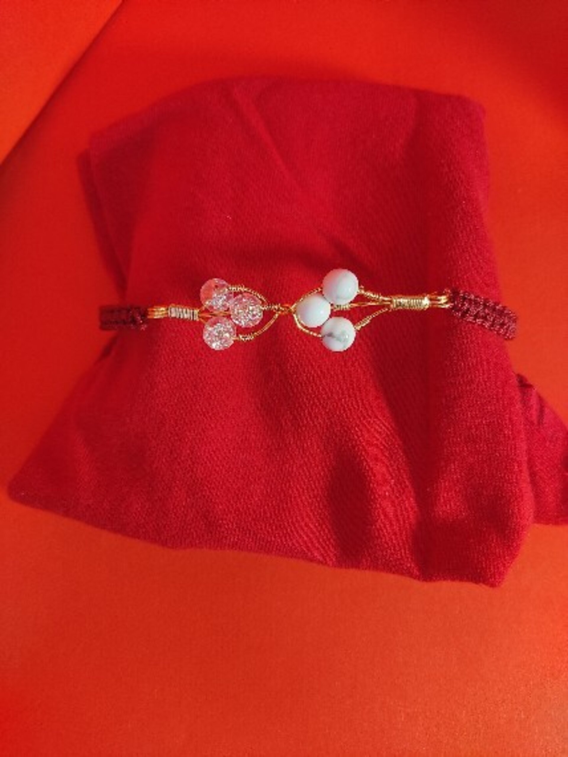 Conjunto de pulsera y pendientes de snowcrackes y hawlita blanca - 3