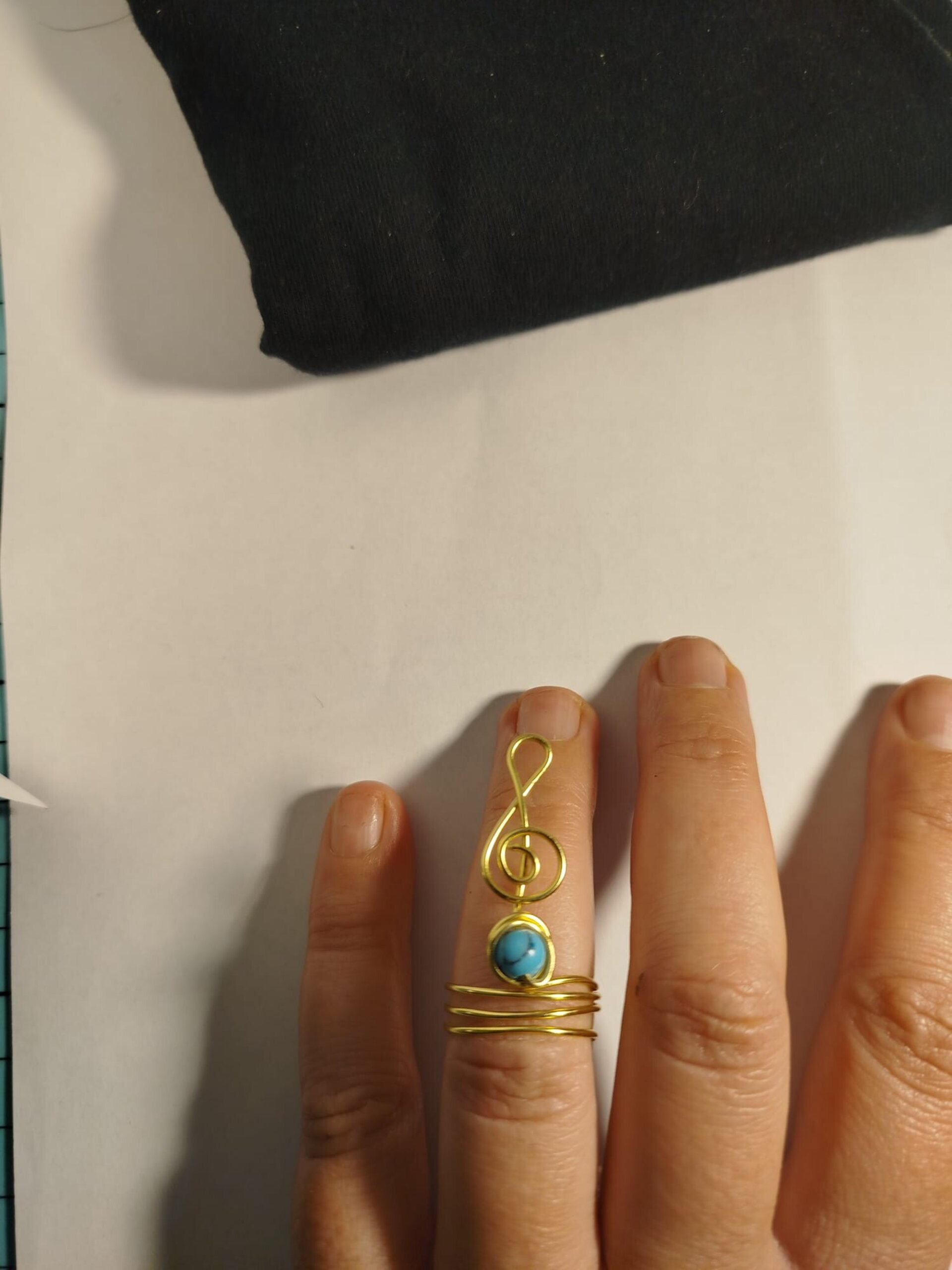 Anillo de alambre dorado con clave de sol con turquesa - 2