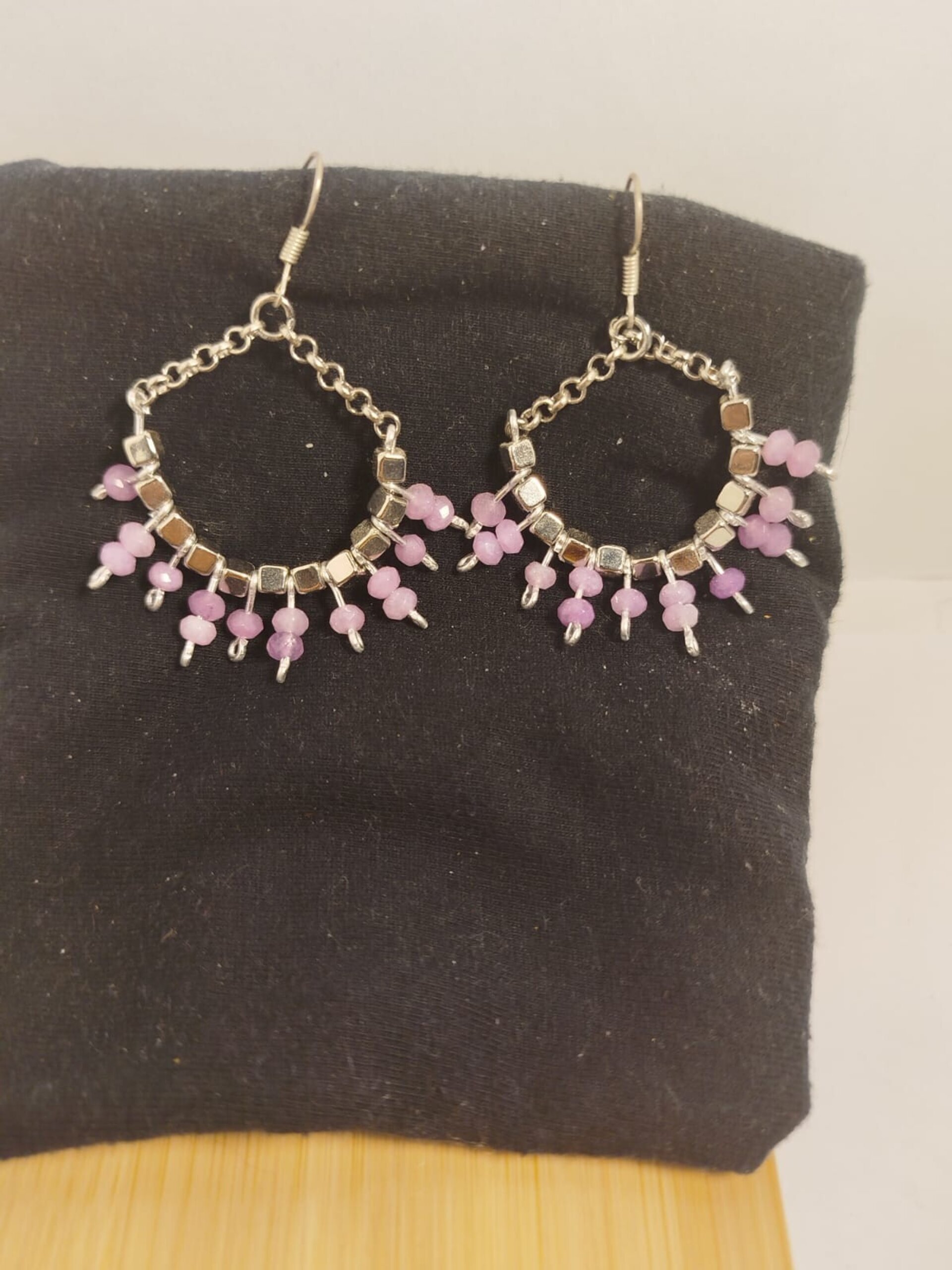 Pendientes plateados modelo abanico con ágatas violetas - 2