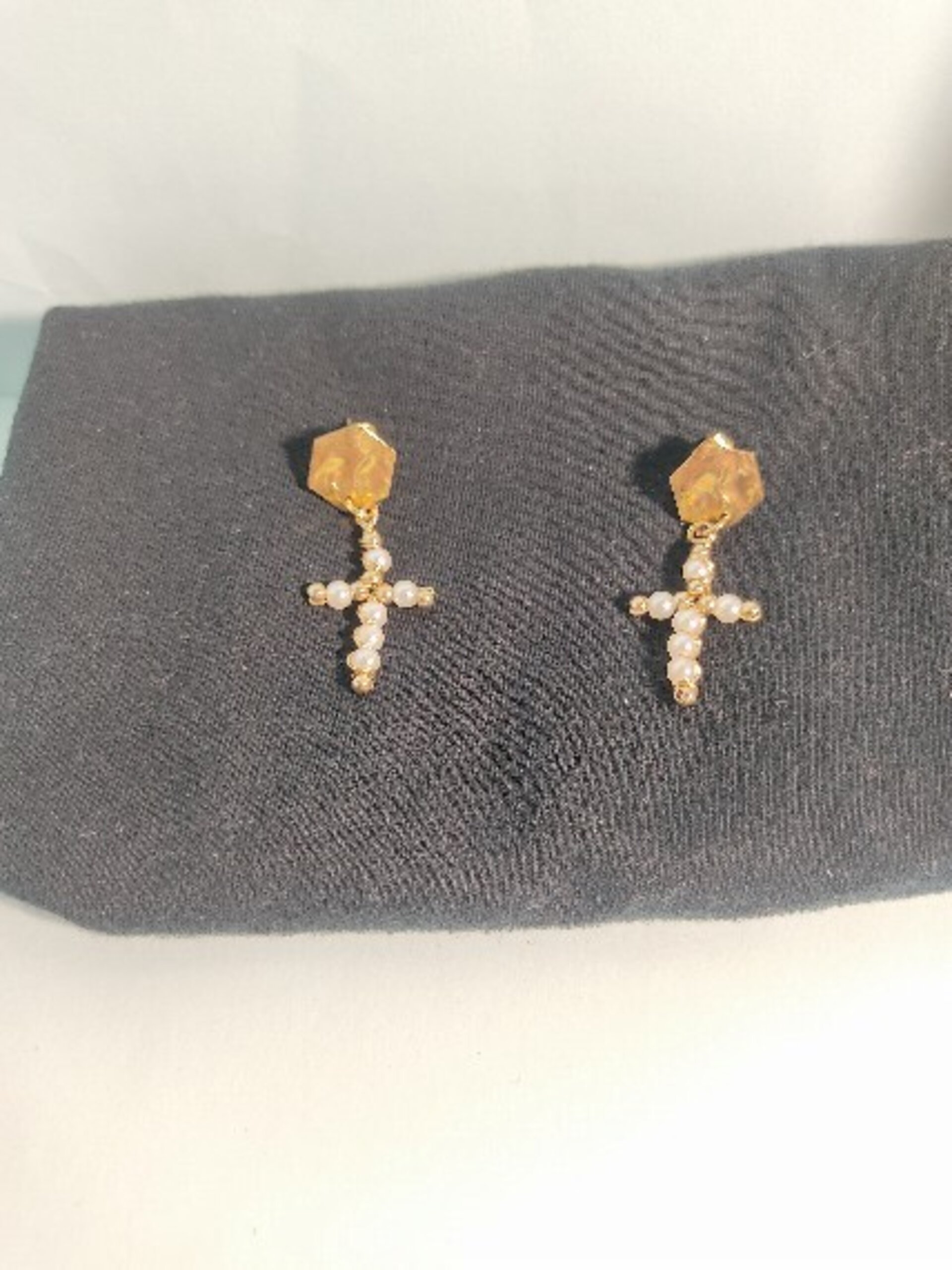 Conjunto de cruz de perlas pequeñas y abalorios con pendientes a juego - 2
