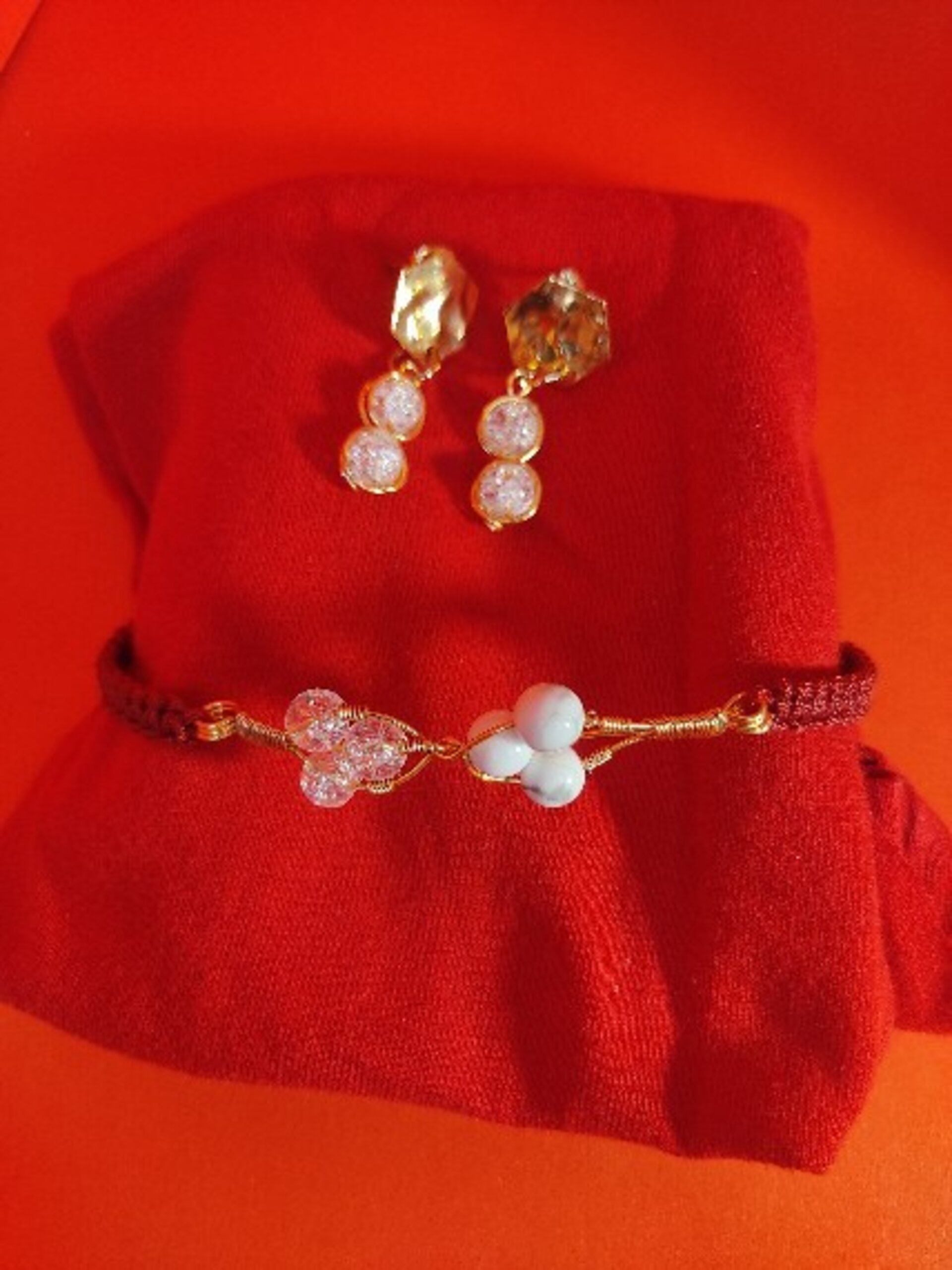 Conjunto de pulsera y pendientes de snowcrackes y hawlita blanca - 1