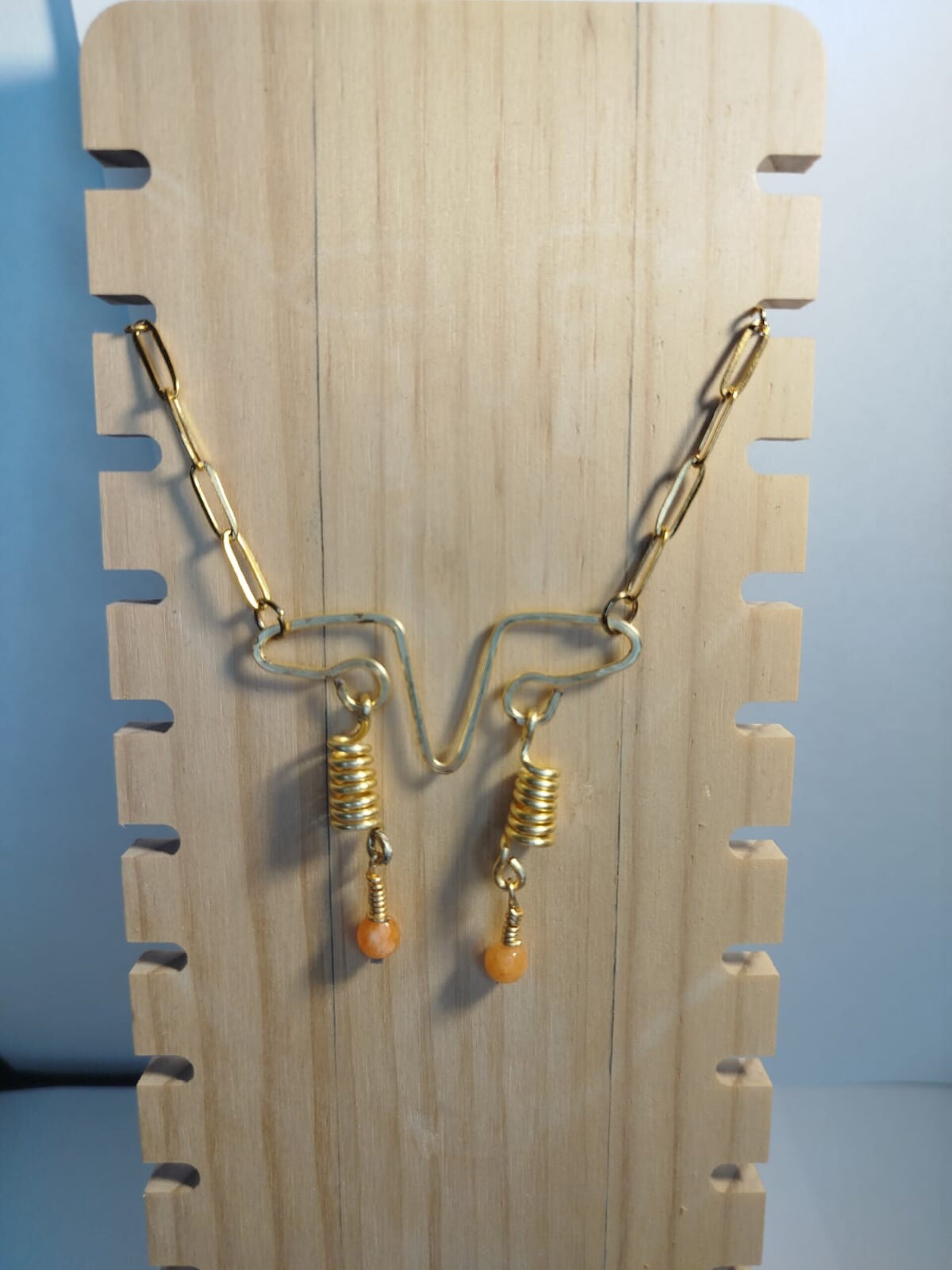 Collar con cadena acero dorado, dije de alambre dorado con 2calcedonias naranjas - 6