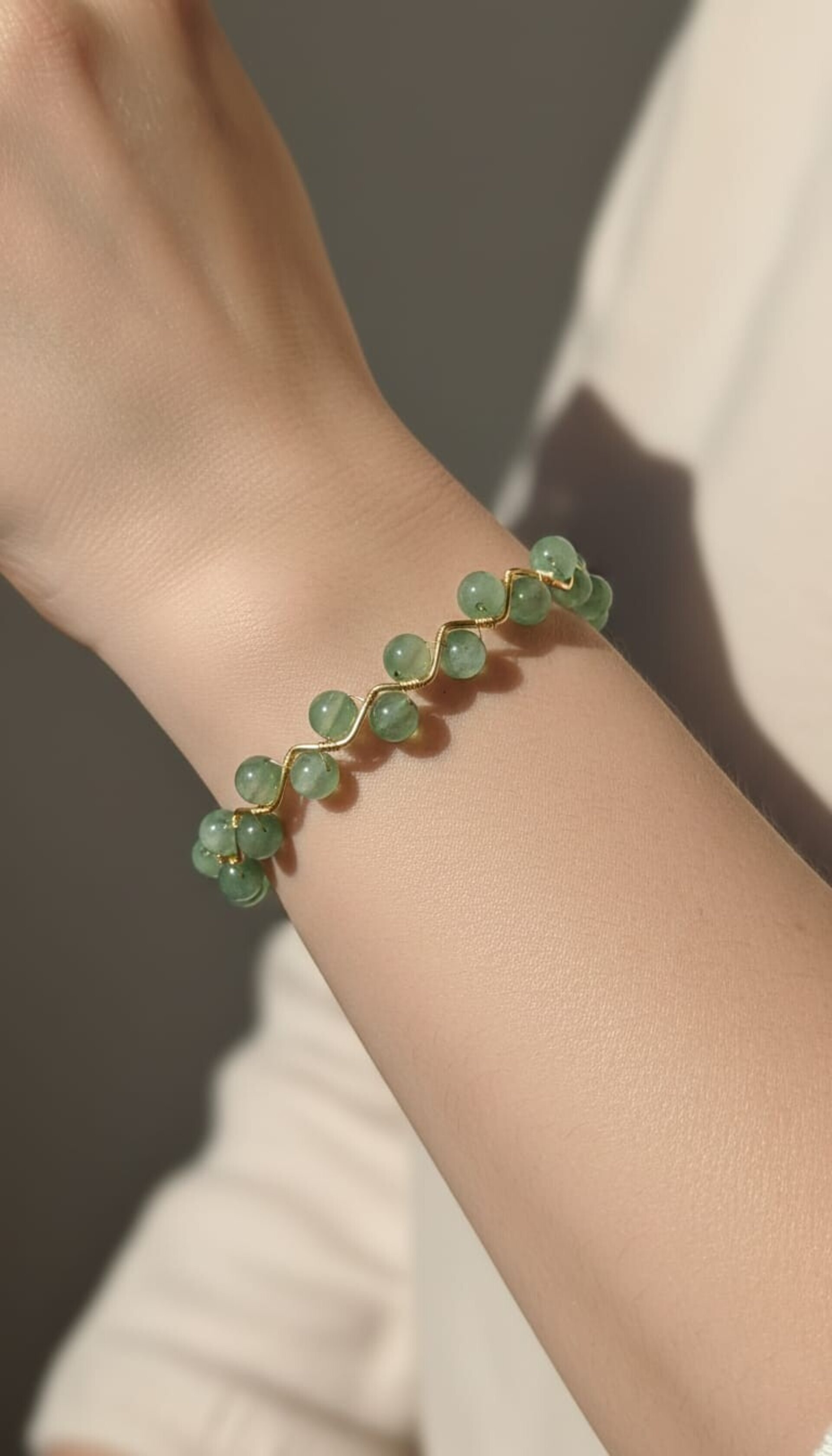Pulsera de alambre dorado con aventurina verde - 6