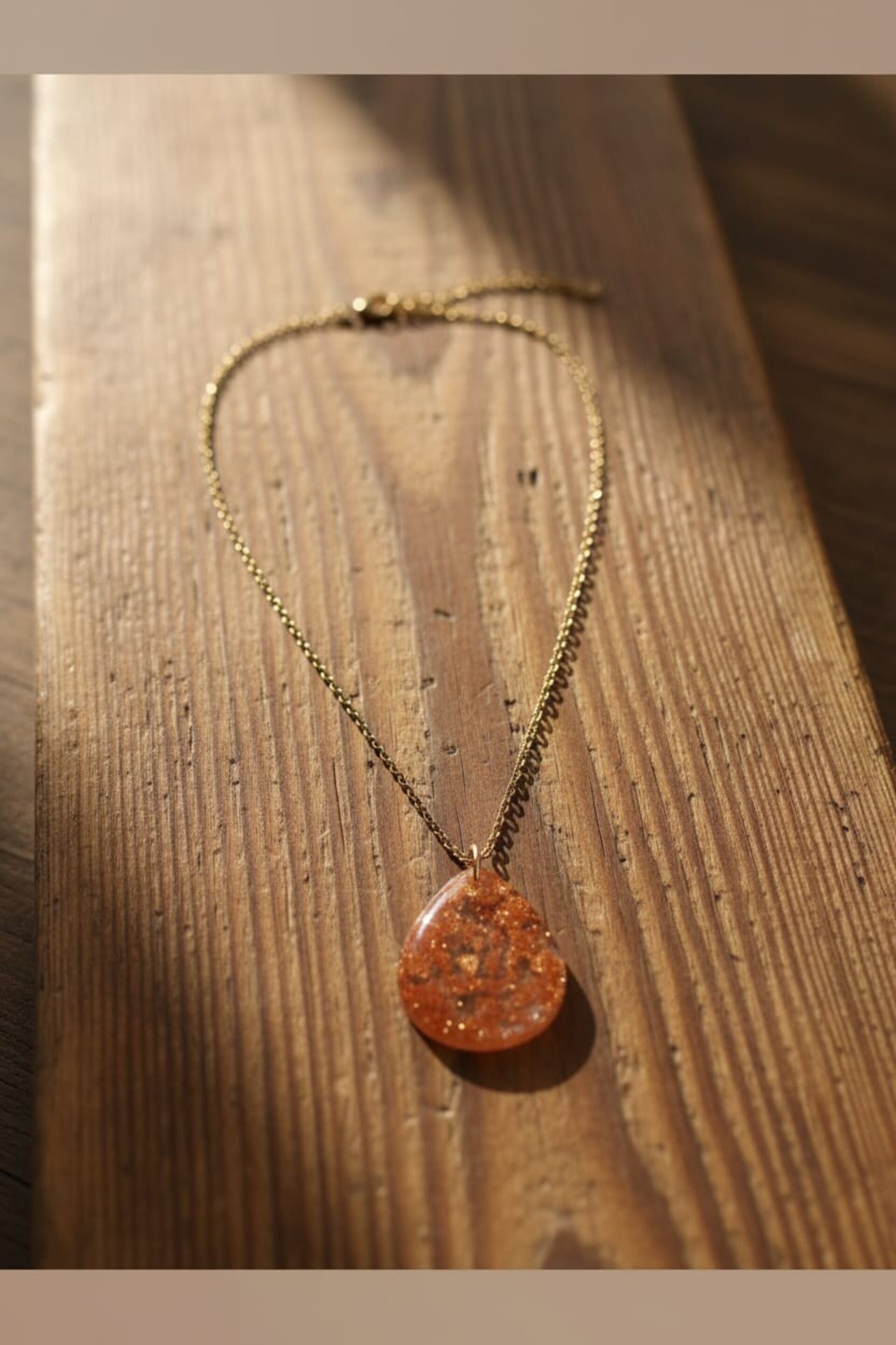 Collar con cadena acero dorada y dije de lagrima mediana con pan de oro - 1