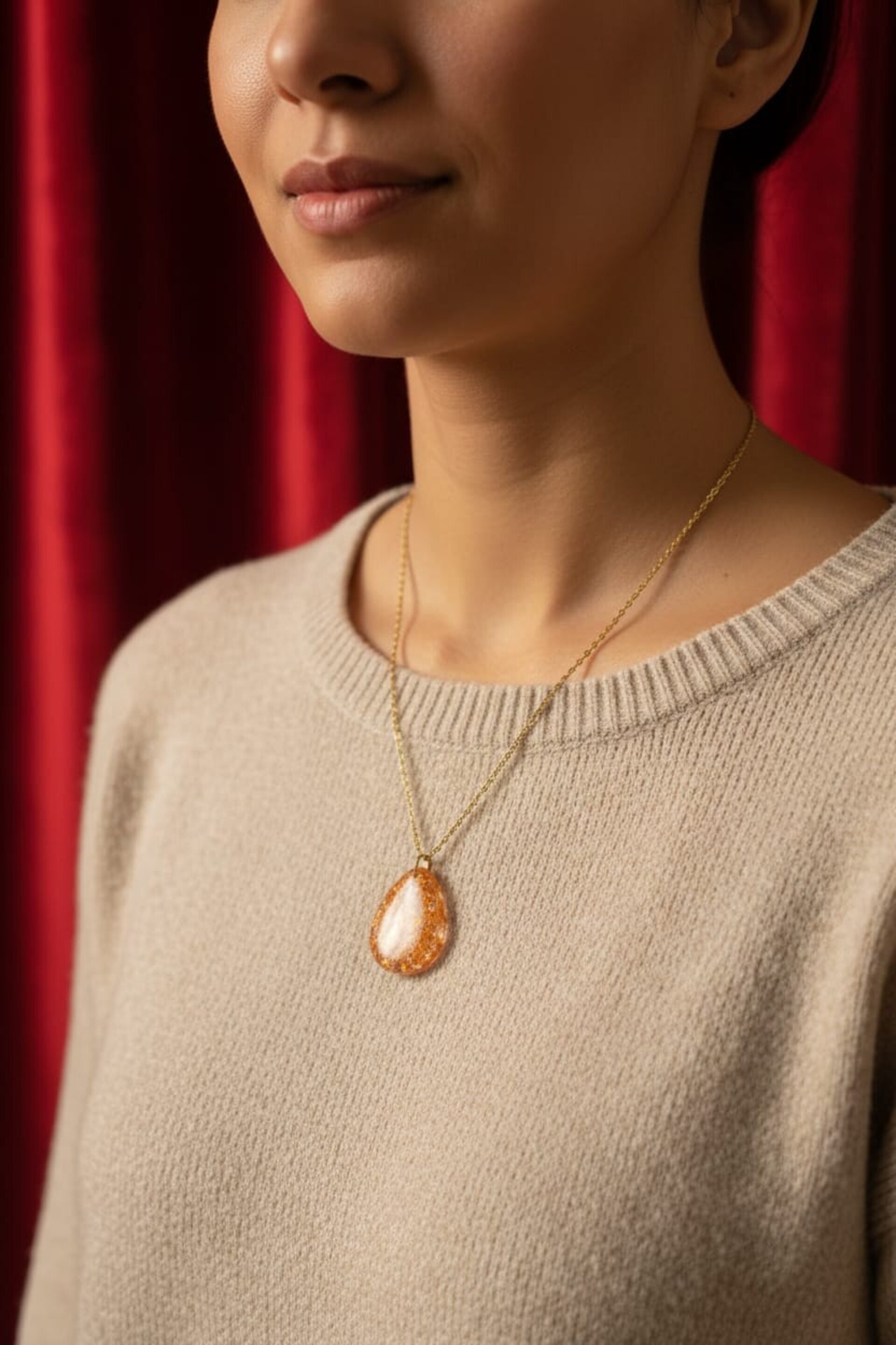 Collar con cadena acero dorada y dije de lagrima mediana con pan de oro - 2