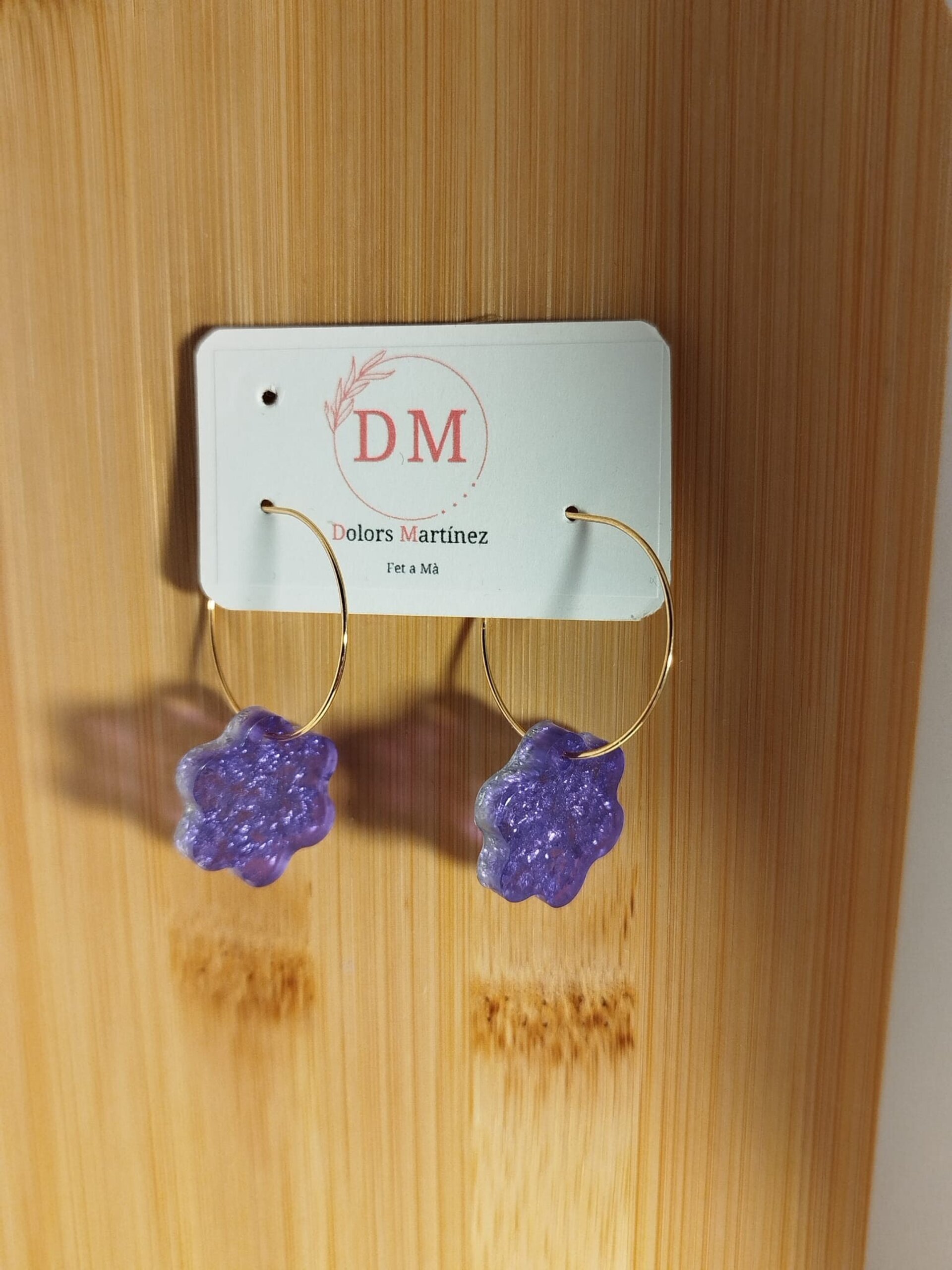 Aros dorados con piezas de resina - 2