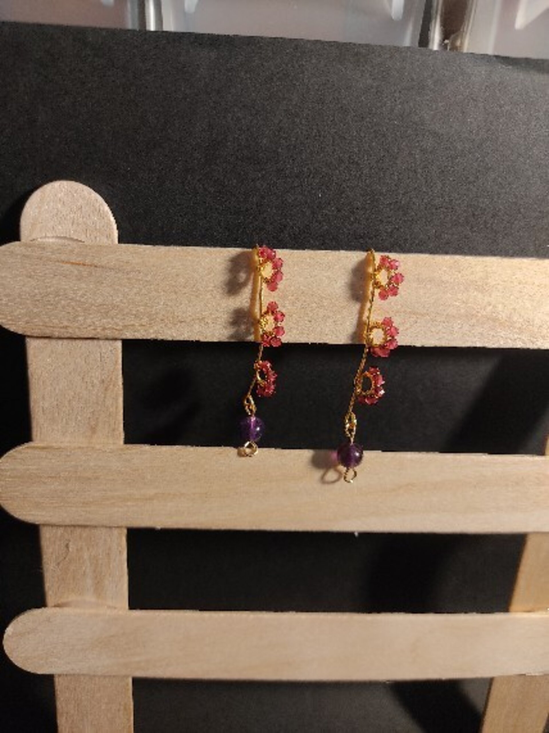 Pendientes alambre dorado flores lilas - 2