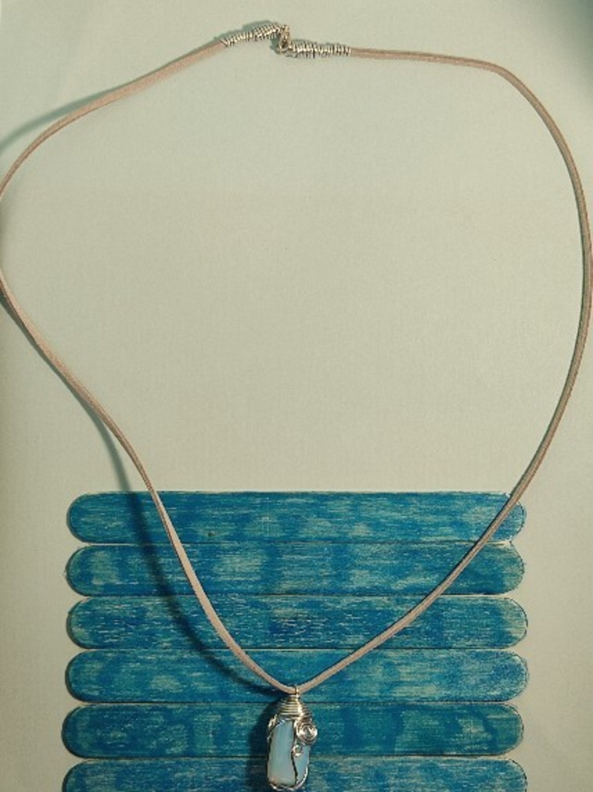 Collar  de opalita con hilo de ante gris. - 2