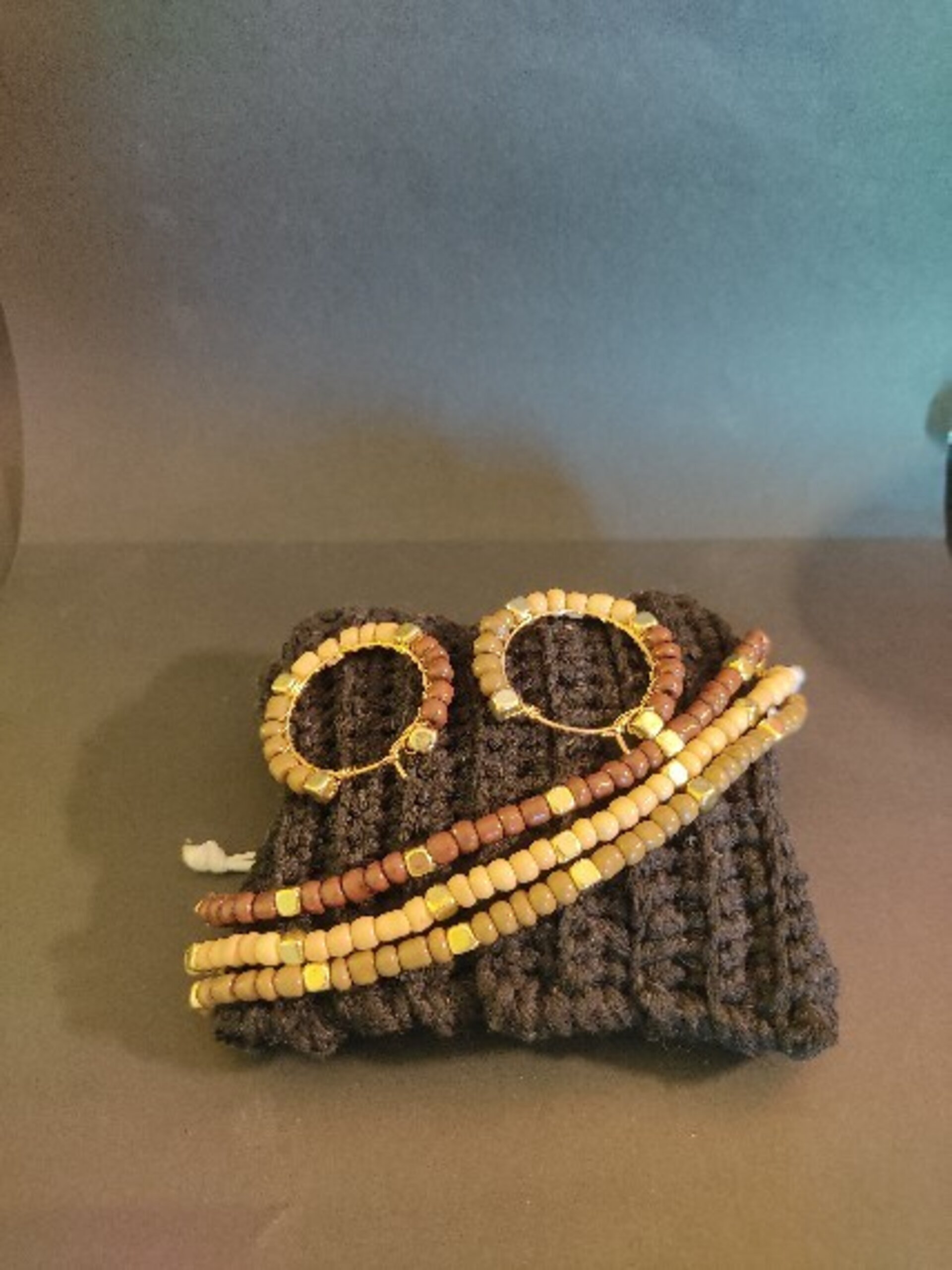 Conjunto de Pulsera triple con colores marones y pendientes aro iguales - 2