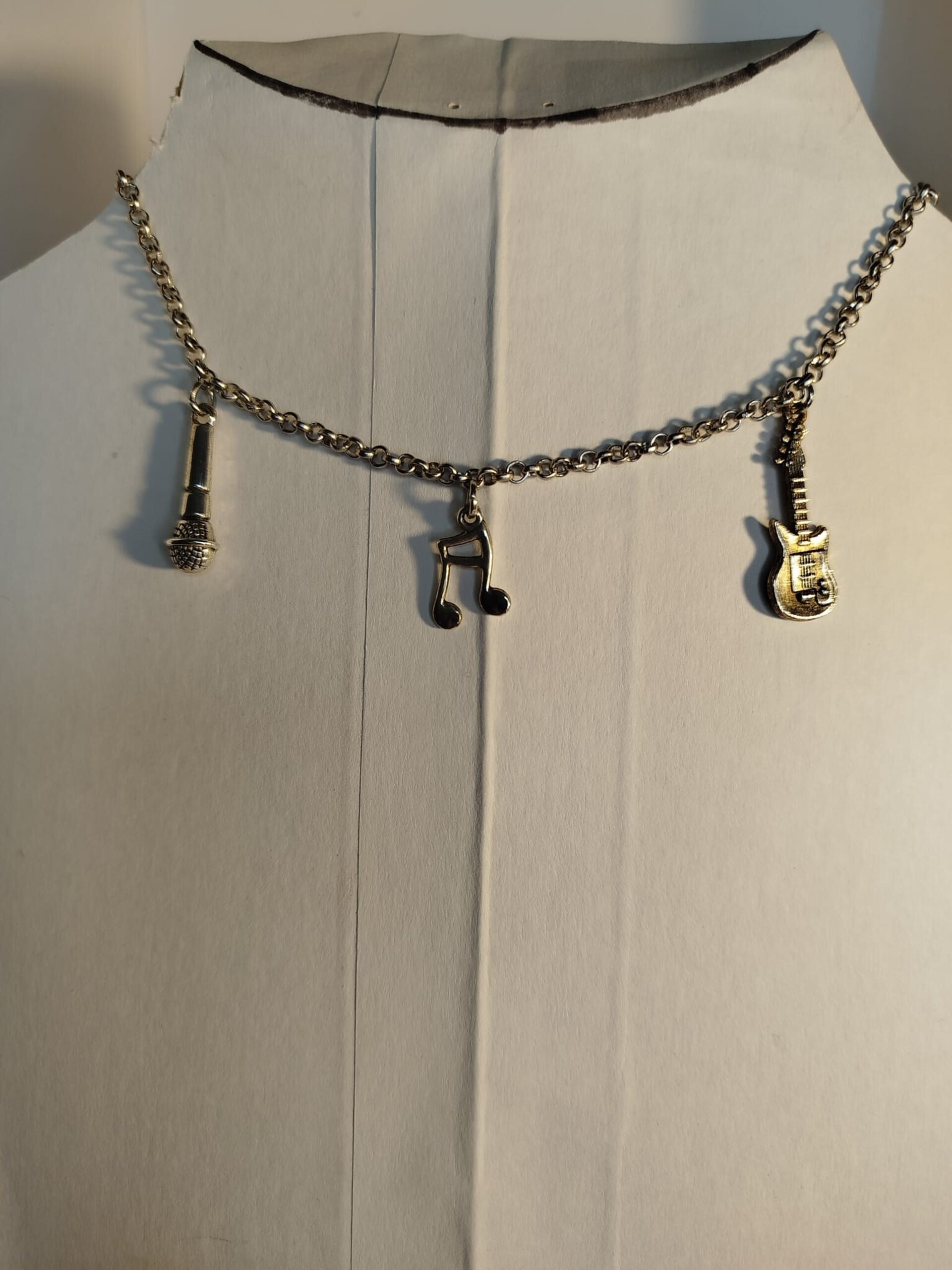 Collar de acero plateado con dijes musicales - 3
