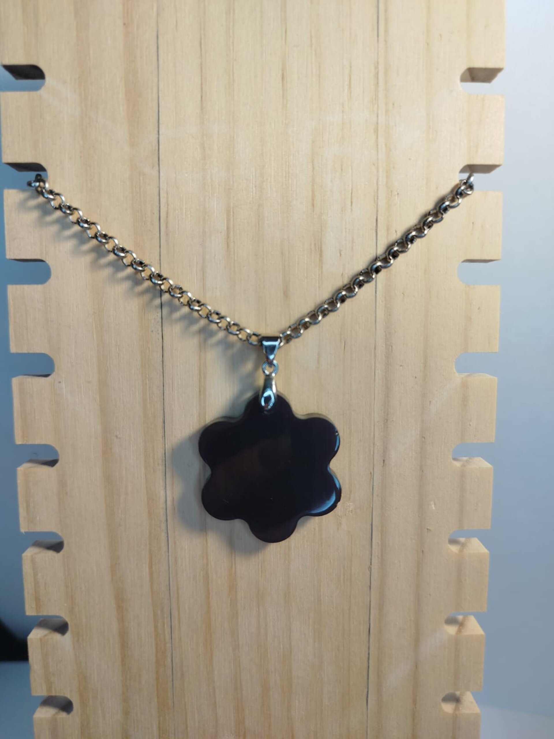 Collar acero plateado con dije de flor negra de resina - 6