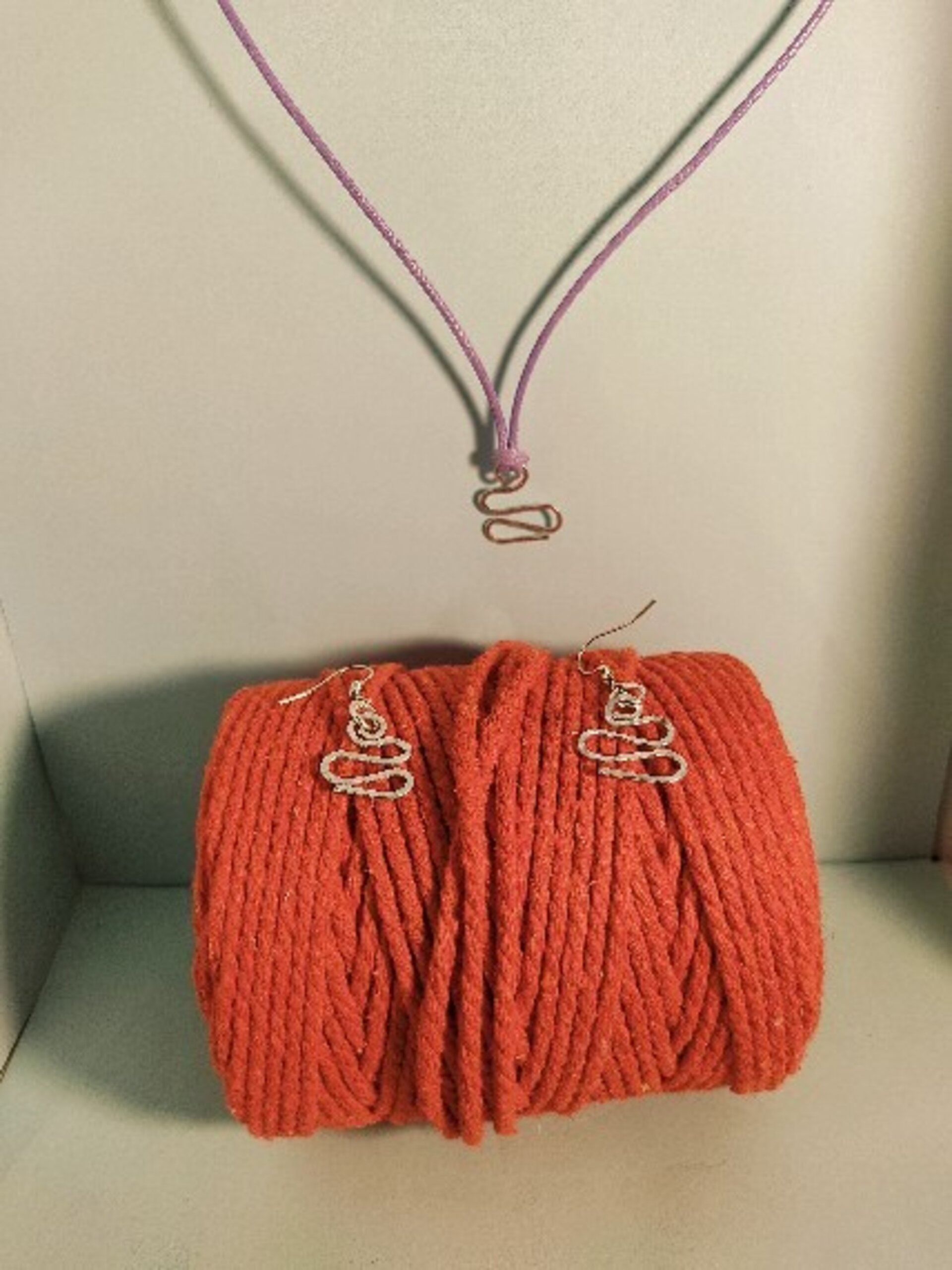 Conjunto collar y pendientes plateados forma serpiente pequeños - 1
