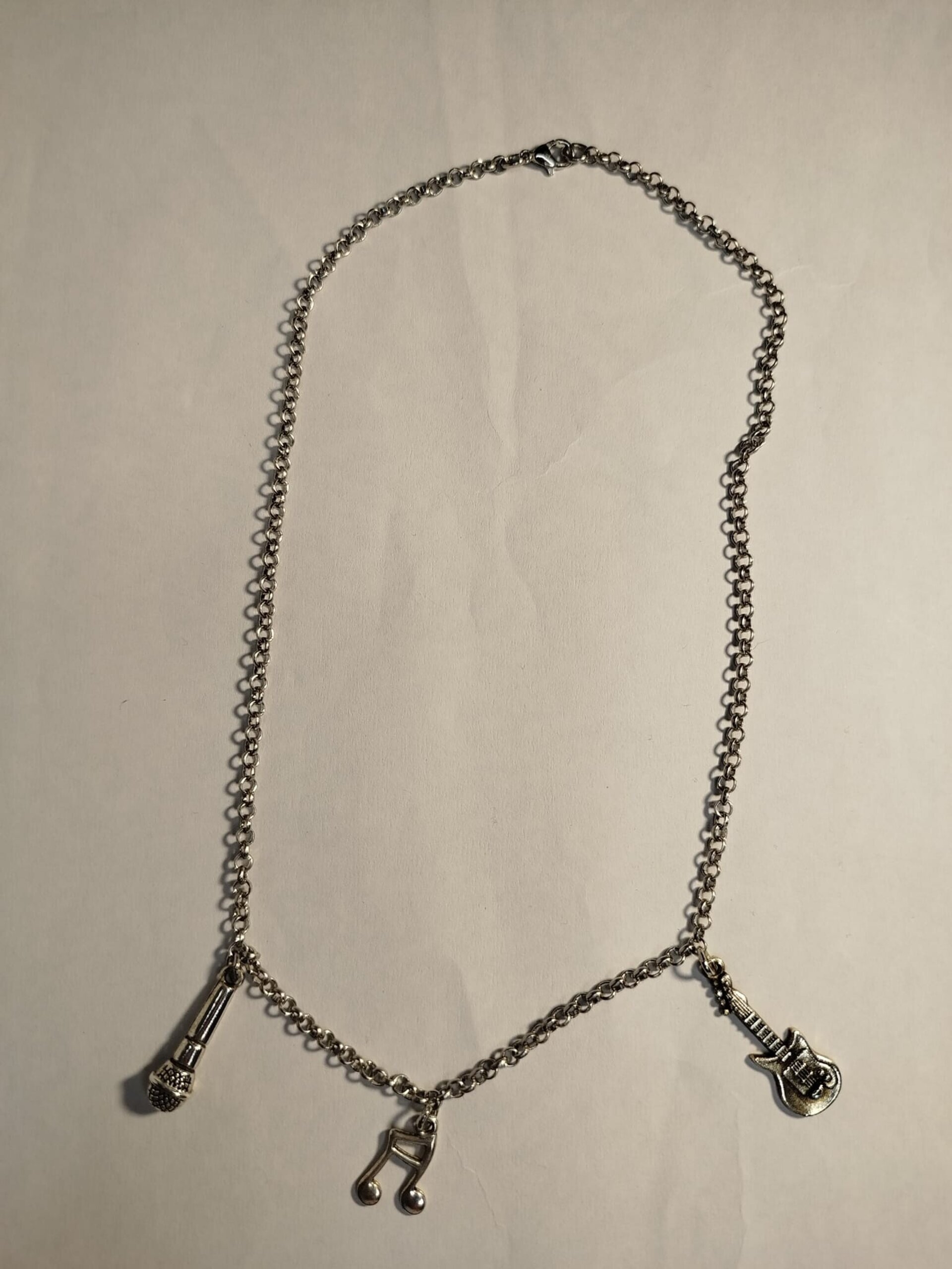 Collar de acero plateado con dijes musicales - 5