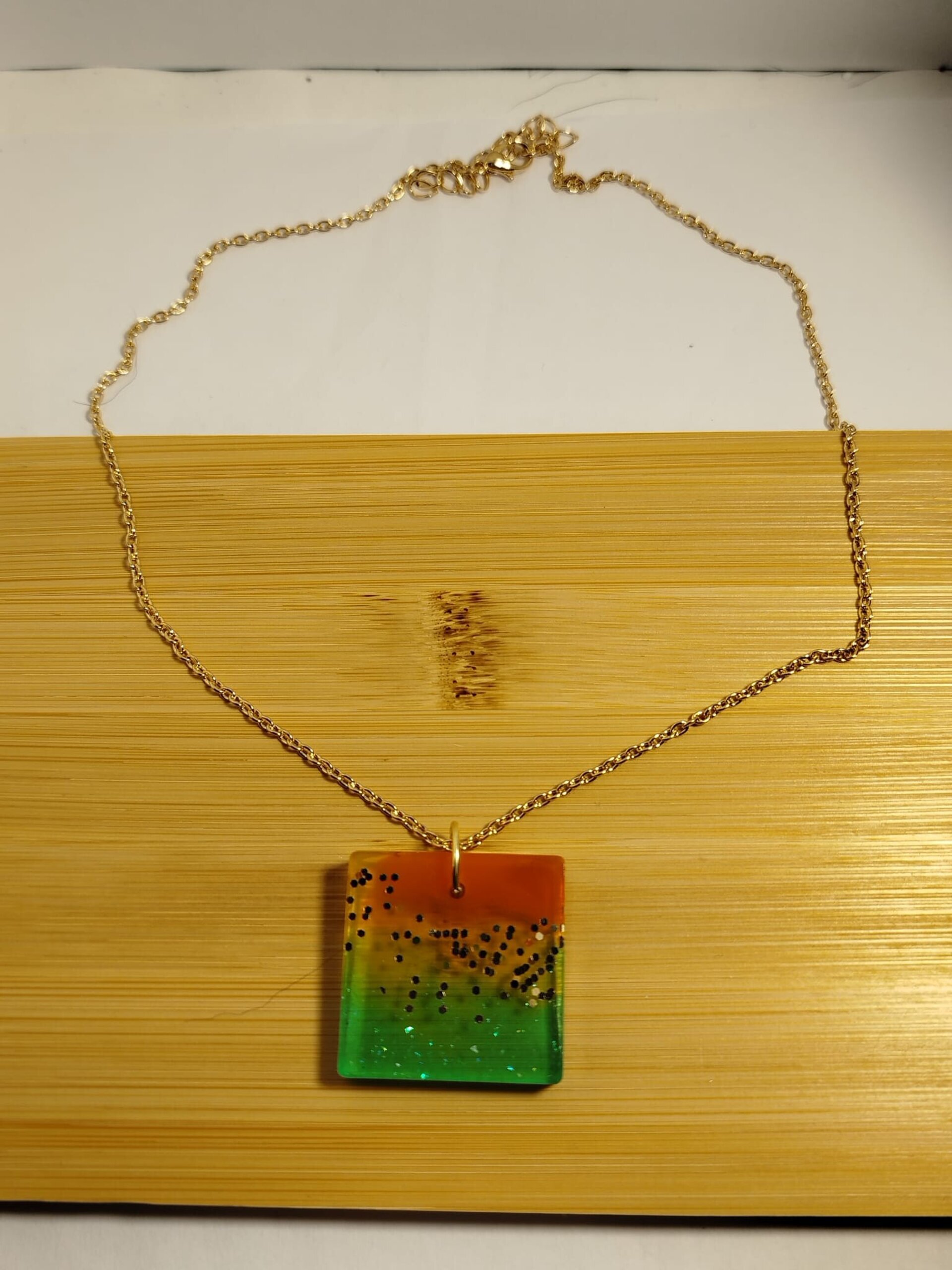 Collar con dije cuadrado 3 colores de resina - 3