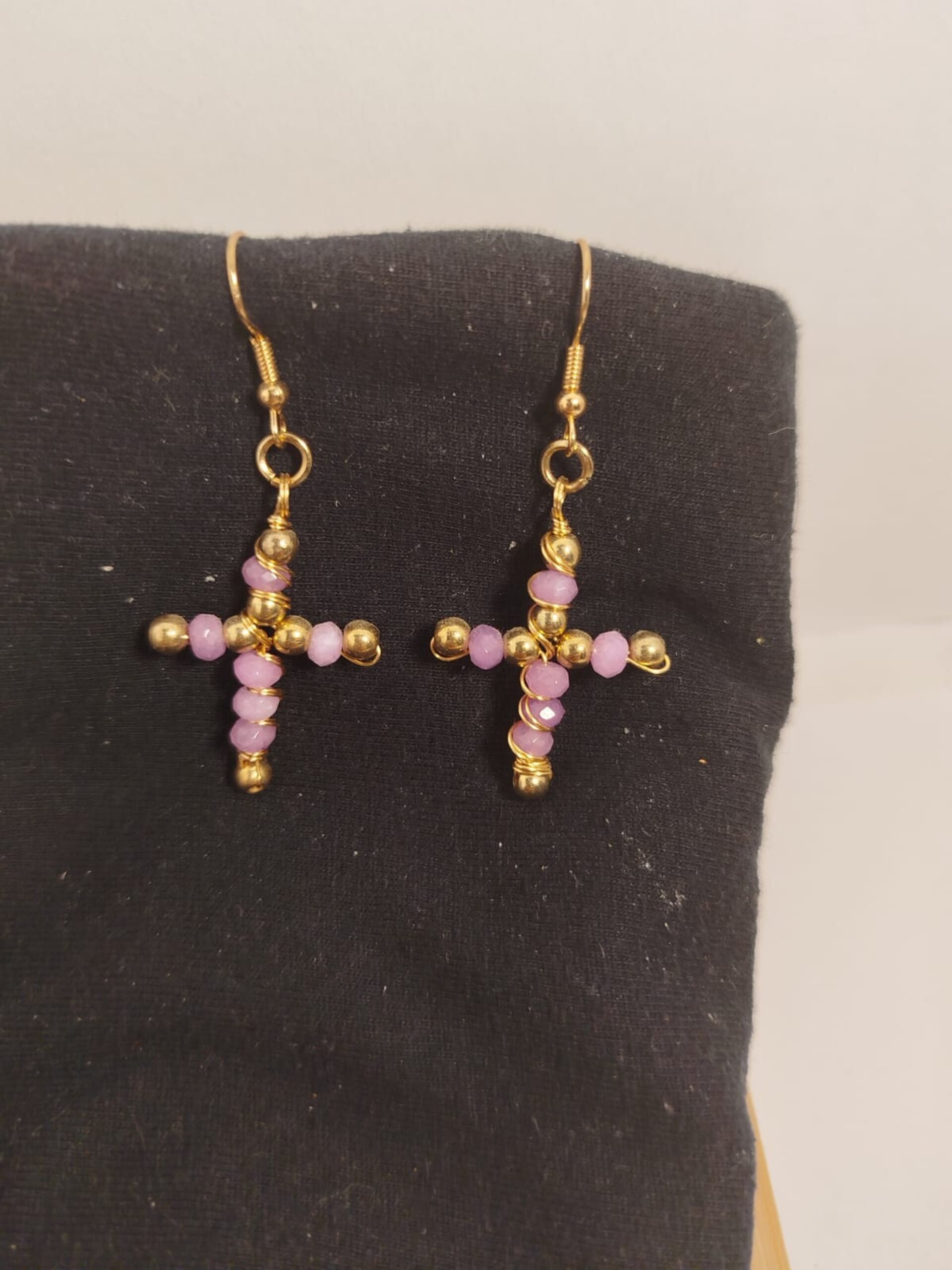 Pendientes Cruz abalorios dorados y agatas violetas. - 2