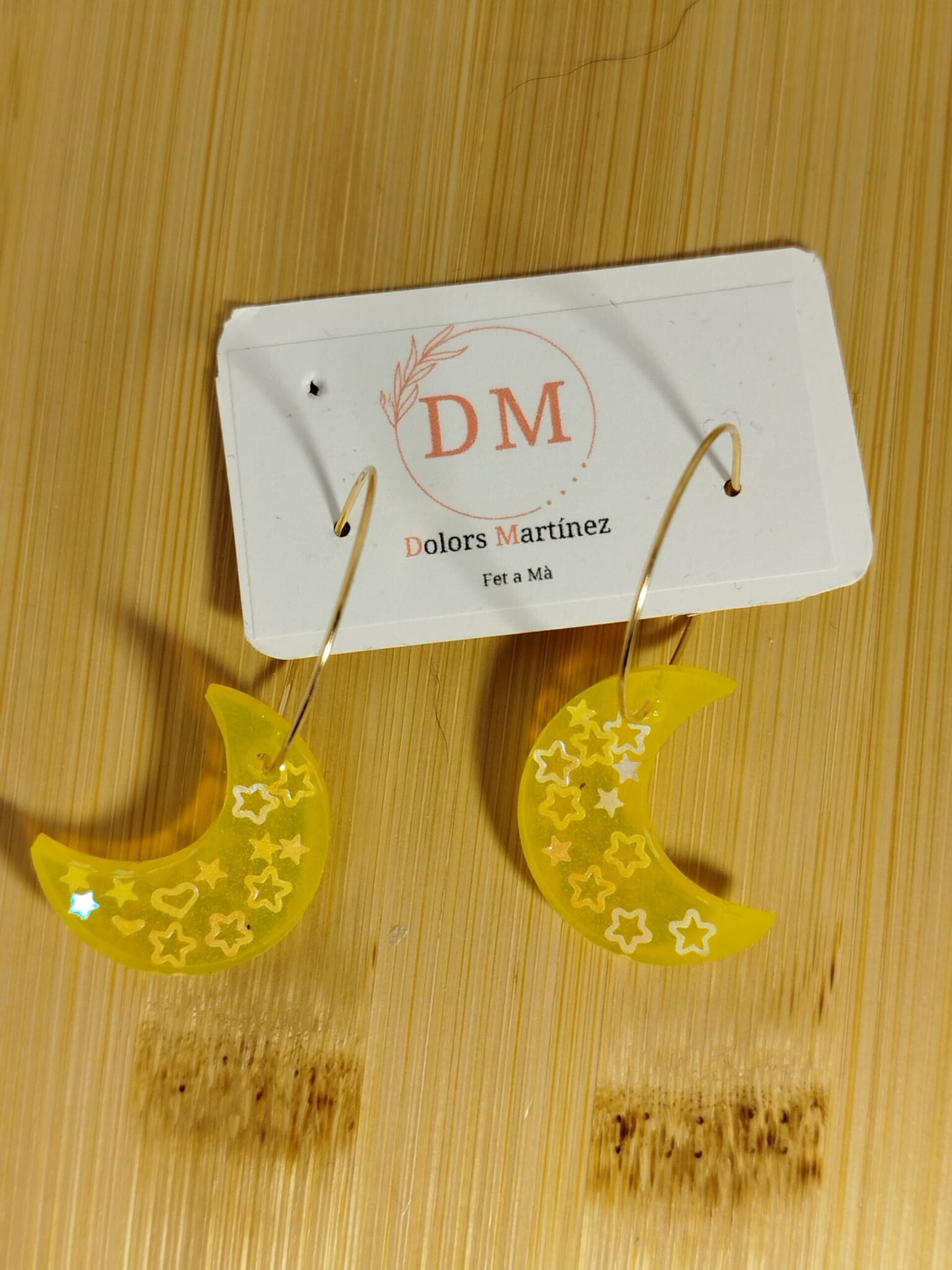 Aros dorados con piezas de resina - 4