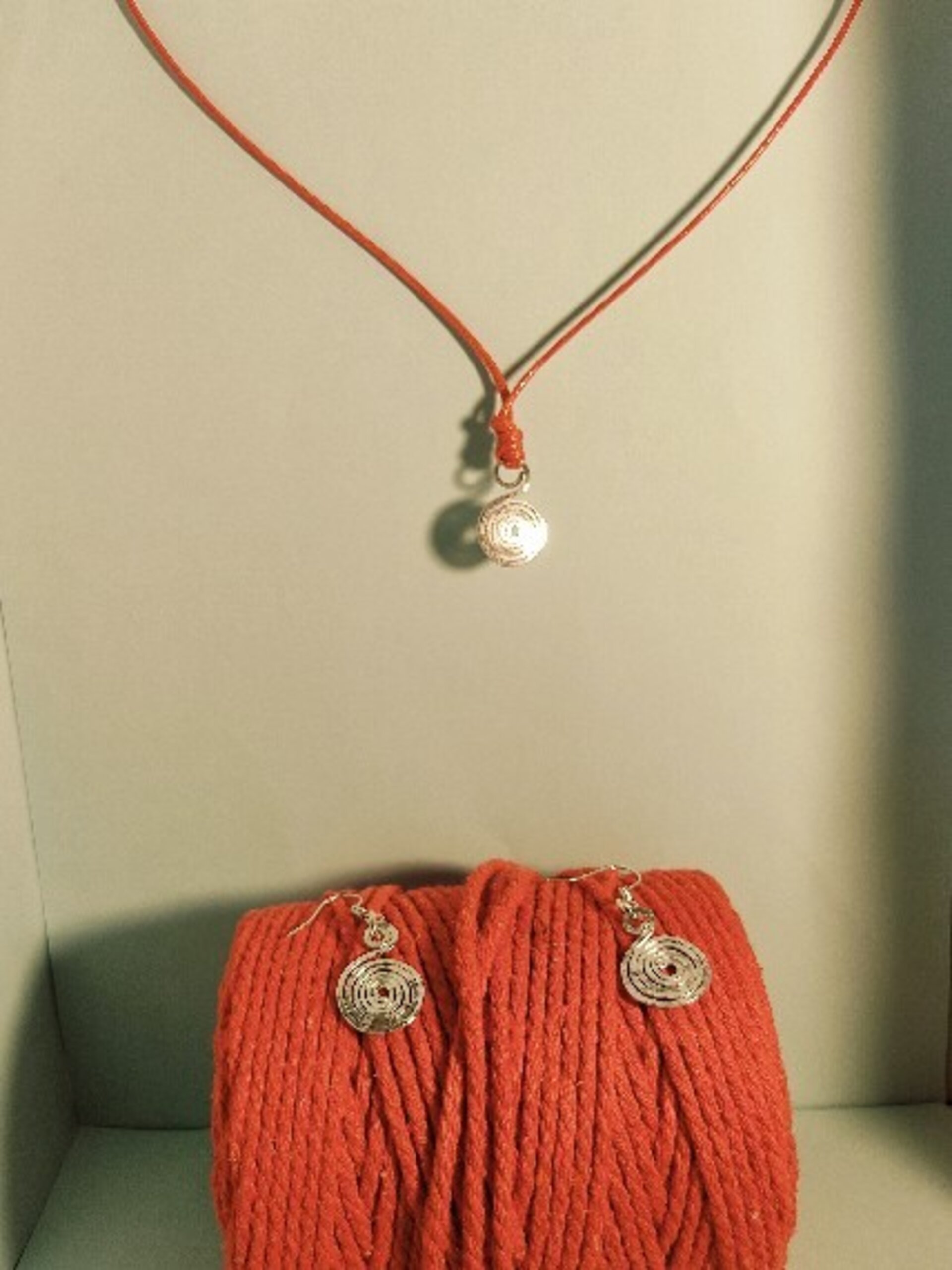 Conjunto collar y pendientes plateados en forma espiral pequeño - 1