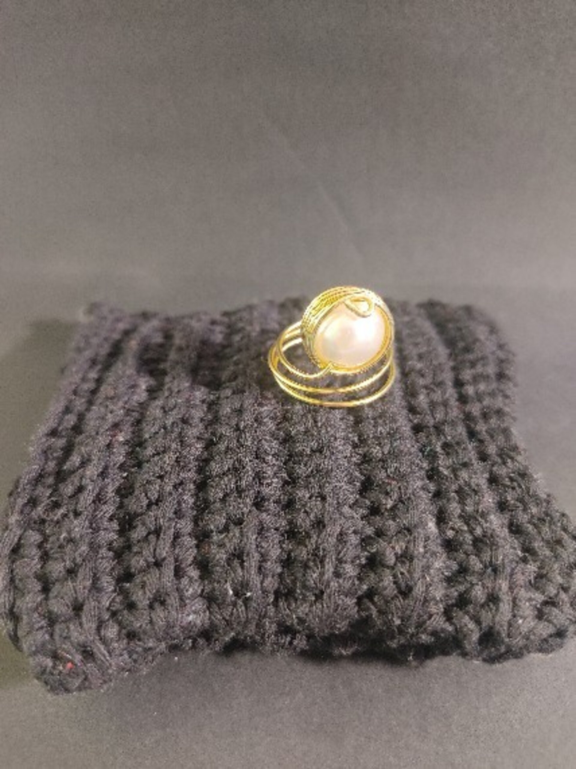 Anillo de alambre dorado con 1 perla - 2