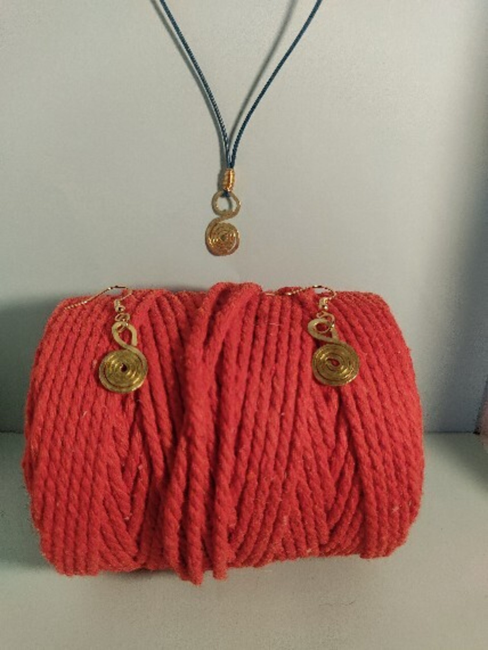 Conjunto de pendientes y collar de alambre chafado dorado pequeño - 1