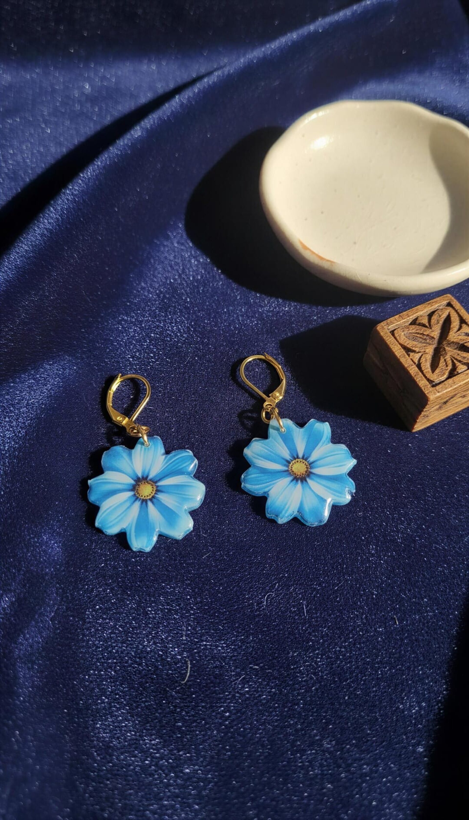 Pendientes margaritas azules cierre dorado - 3