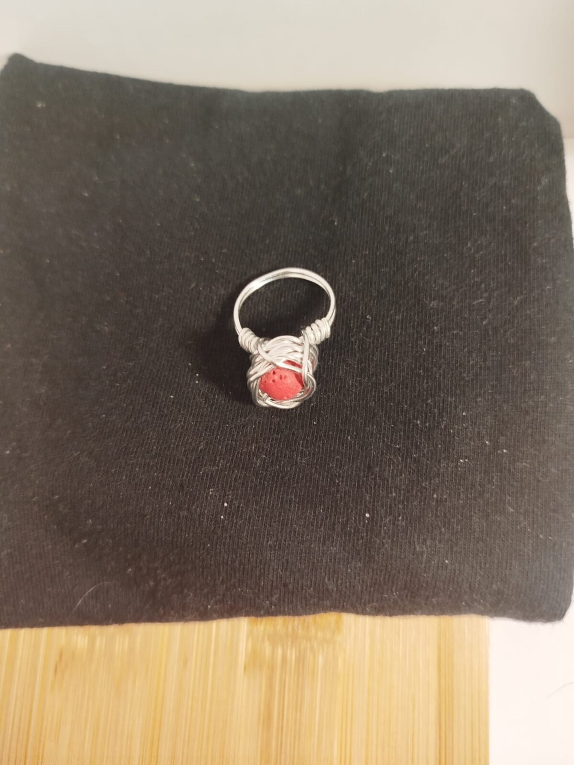 Anillo alambre plateado con volcanica roja - 2