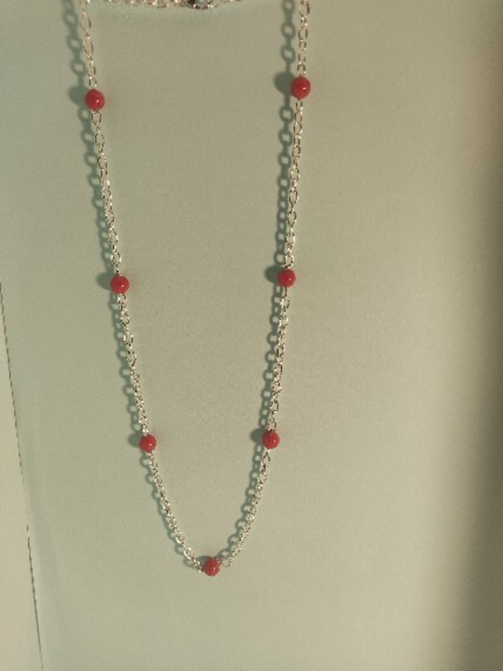 Collar de cadena plateada y red coral rojo - 2